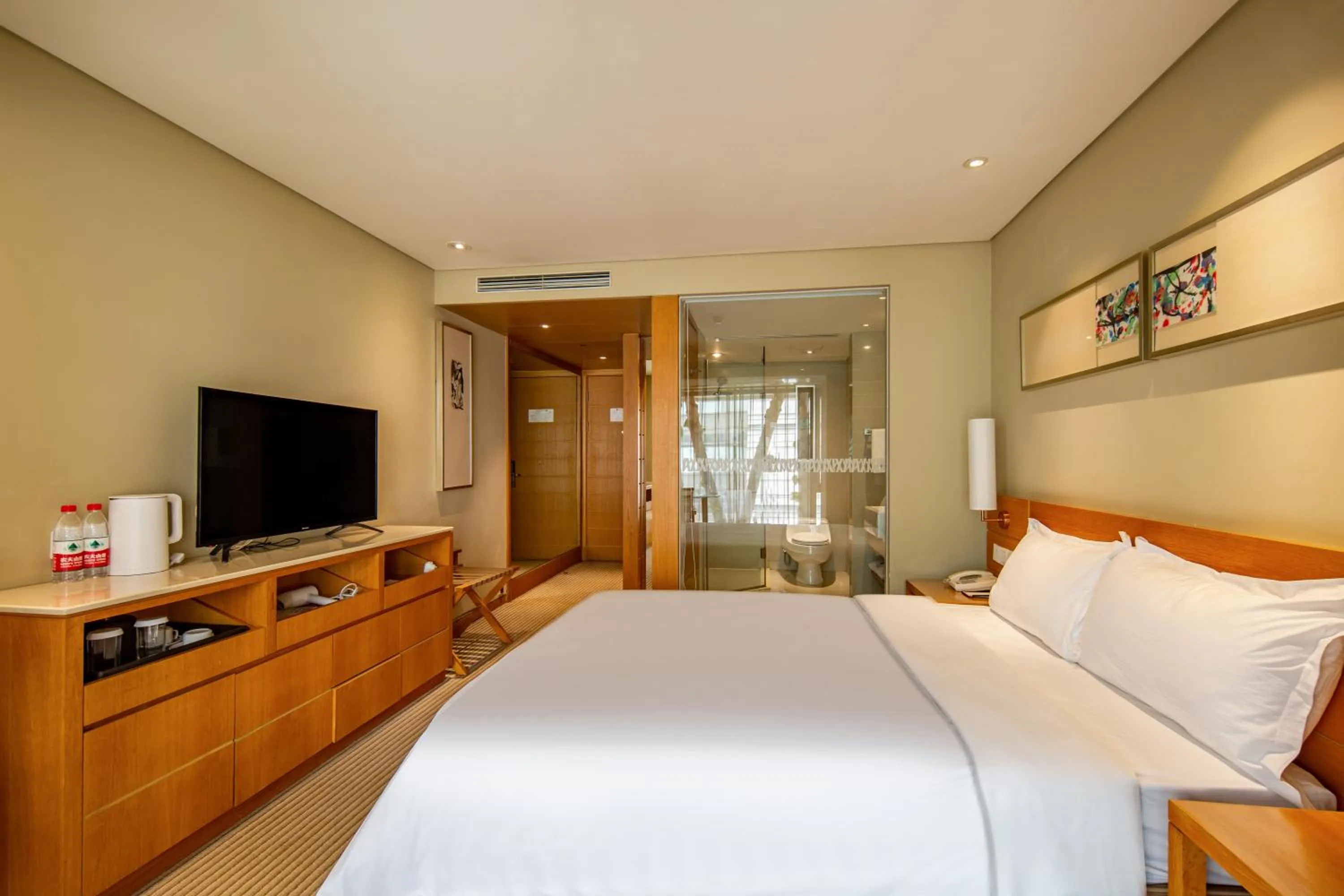 Guests, TV/Entertainment Center in Gotel Capital