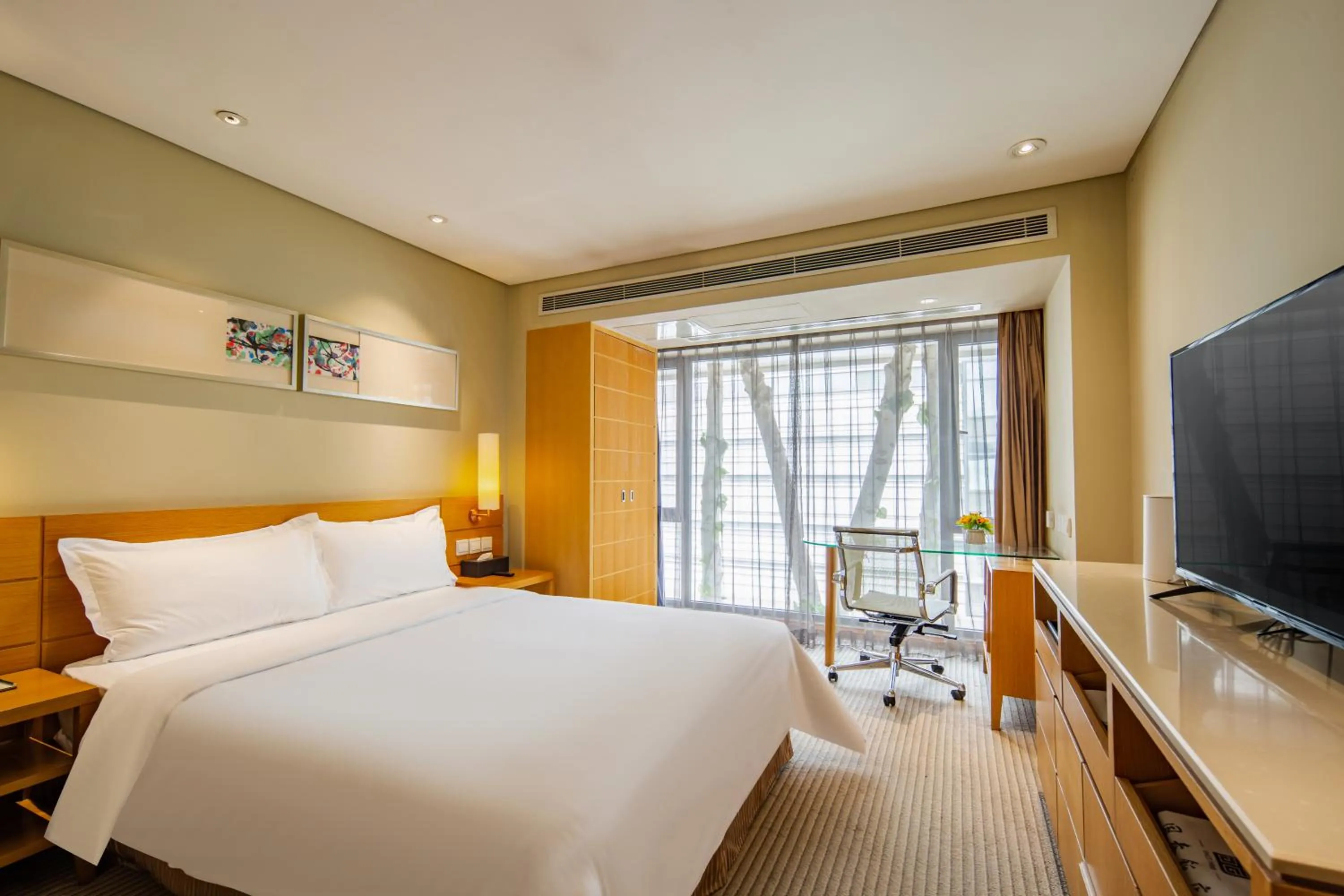 Guests in Gotel Capital