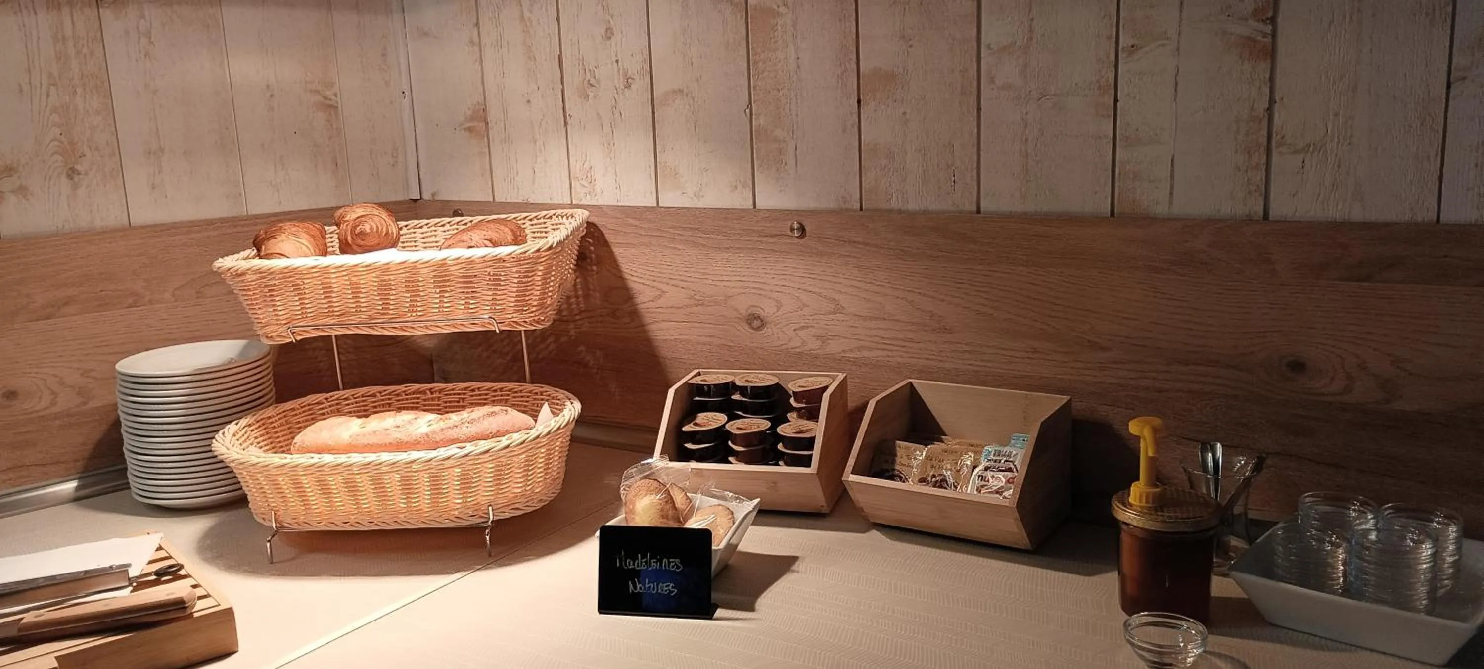 Continental breakfast in Hôtel Le P'tit Monde