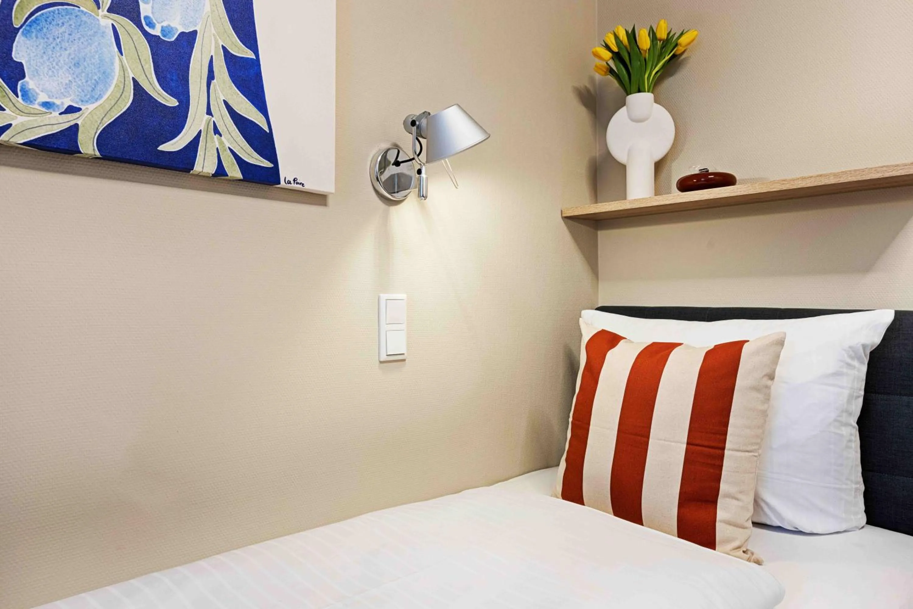 Photo of the whole room, Bed in Hotel Zur Stadt Mainz in Würzburger Innenstadt