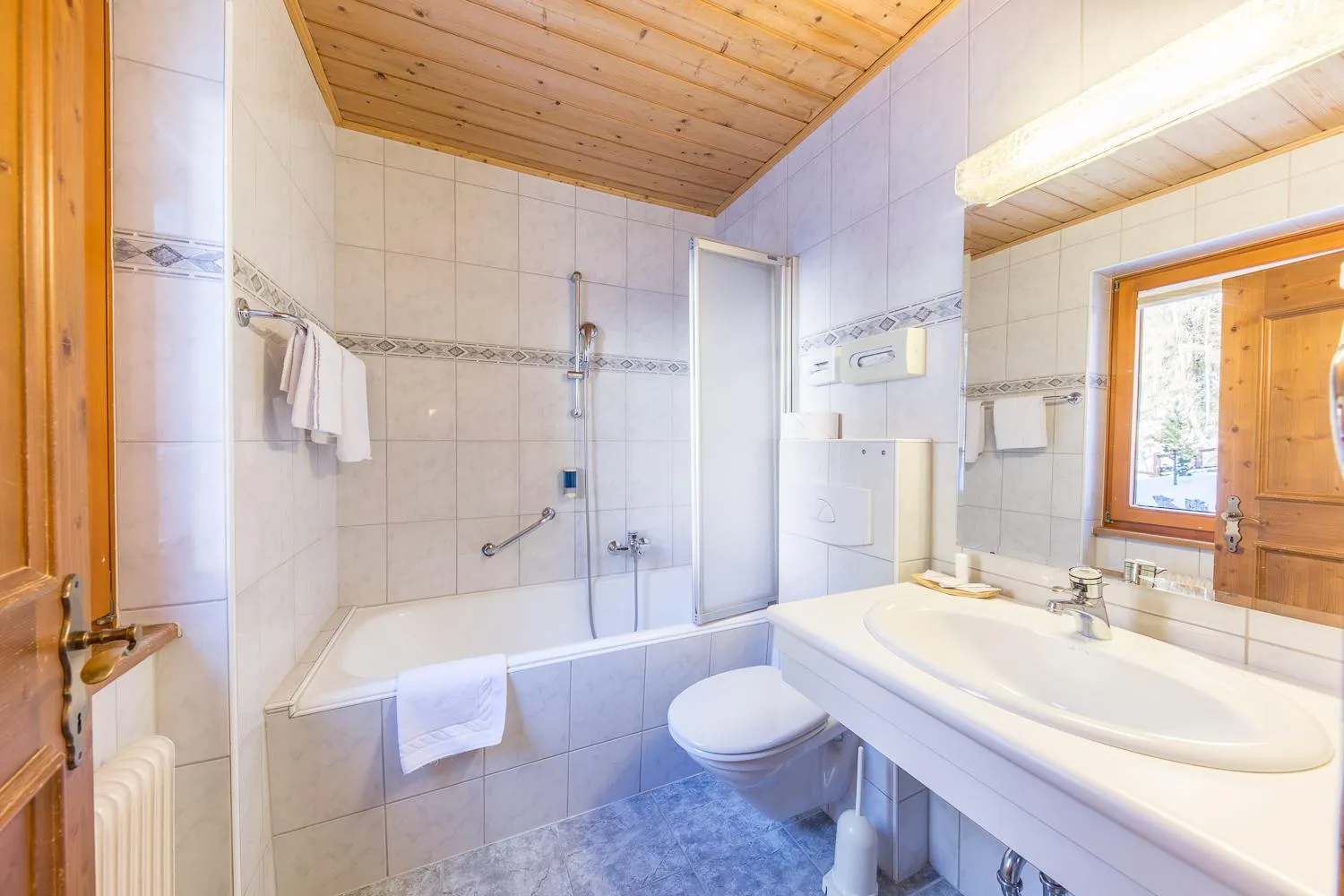 Photo of the whole room in Hotel Karl Schranz