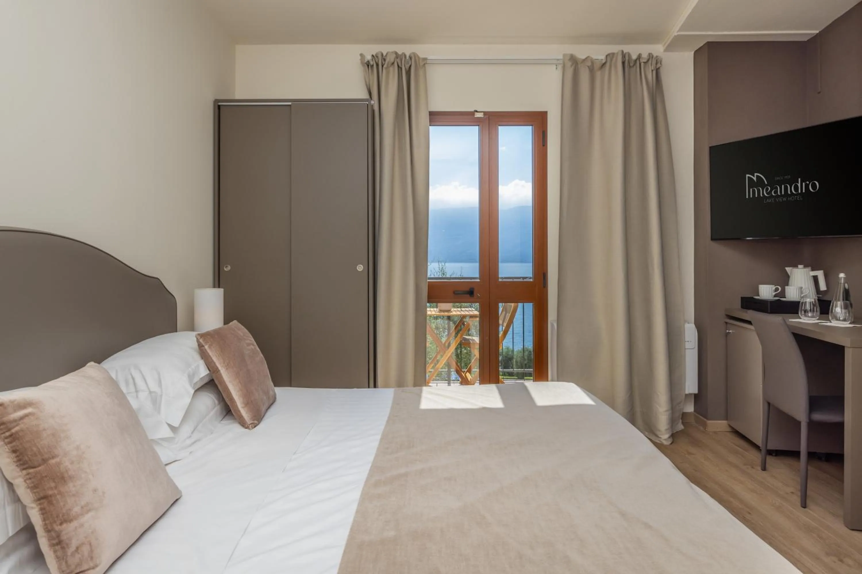 Bed in Hotel Meandro - Lake View