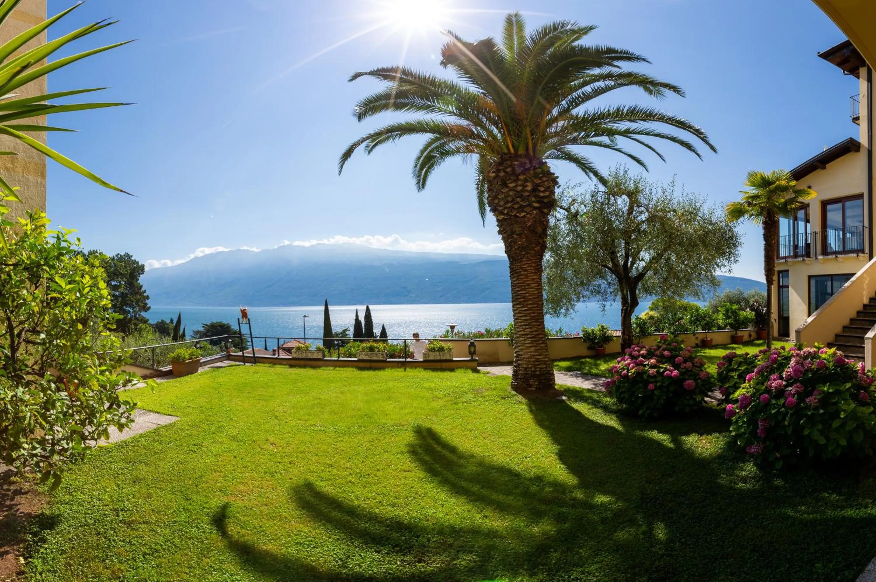 Garden in Hotel Meandro - Lake View