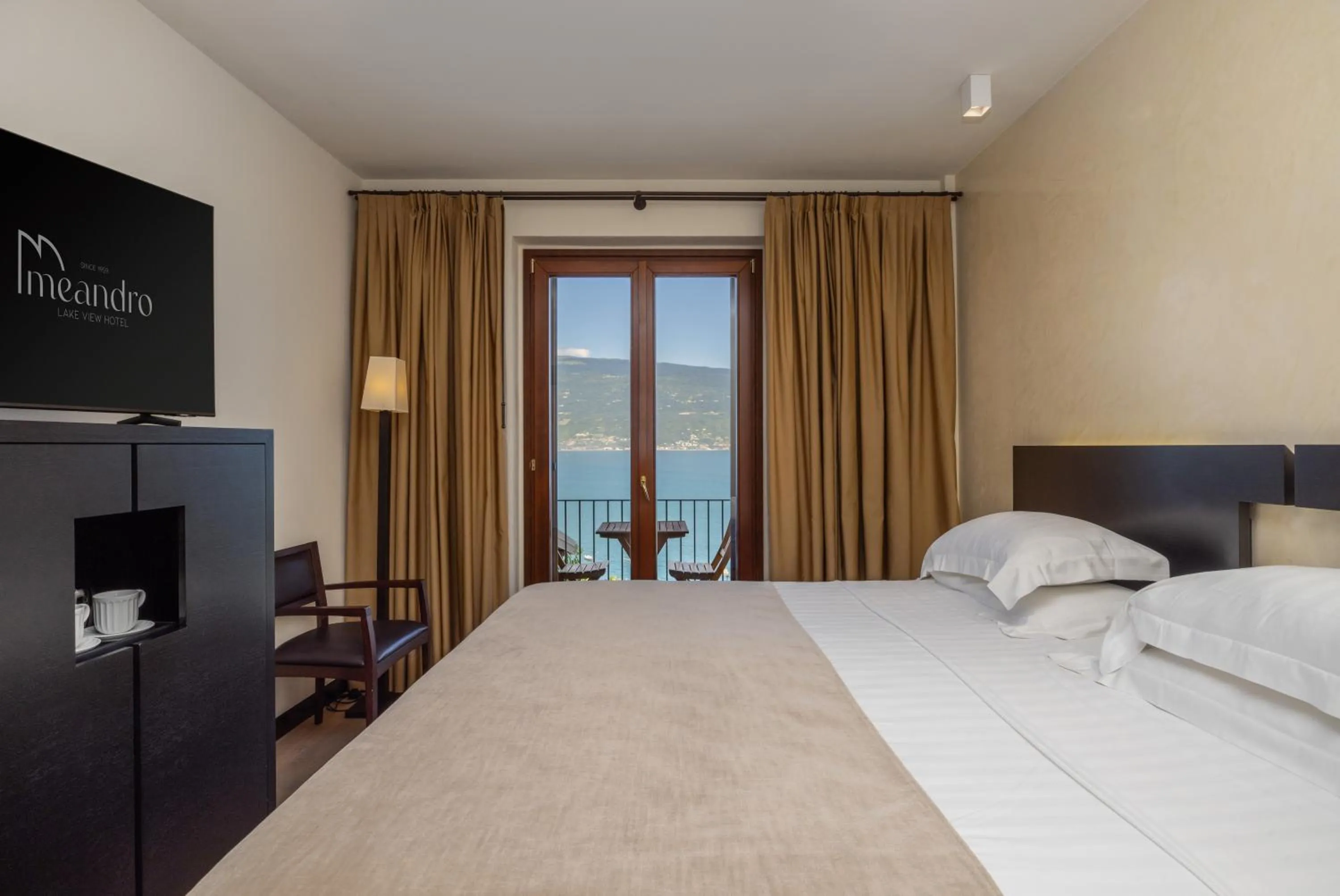 Bedroom, Bed in Hotel Meandro - Lake View