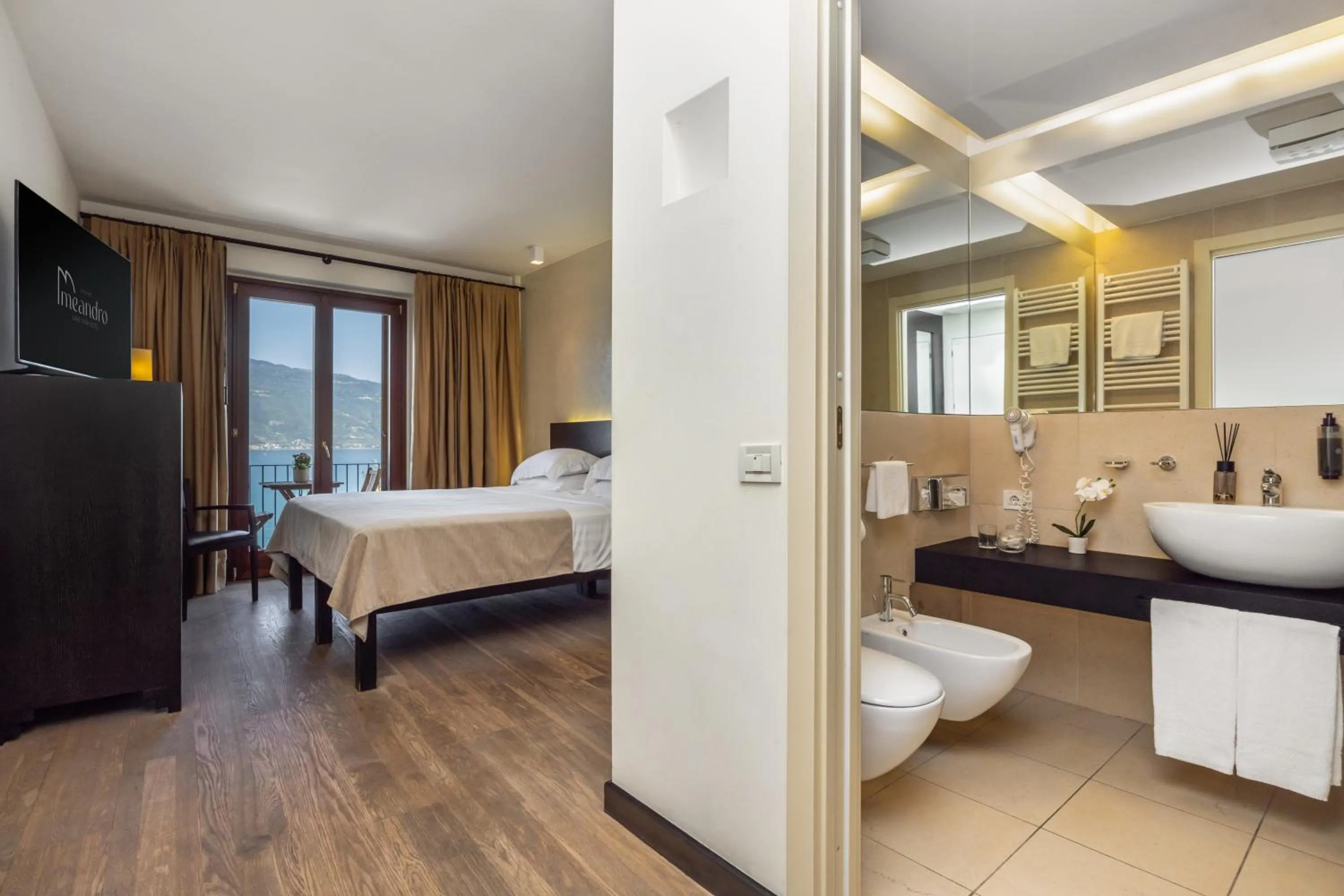 Bedroom, Bed in Hotel Meandro - Lake View