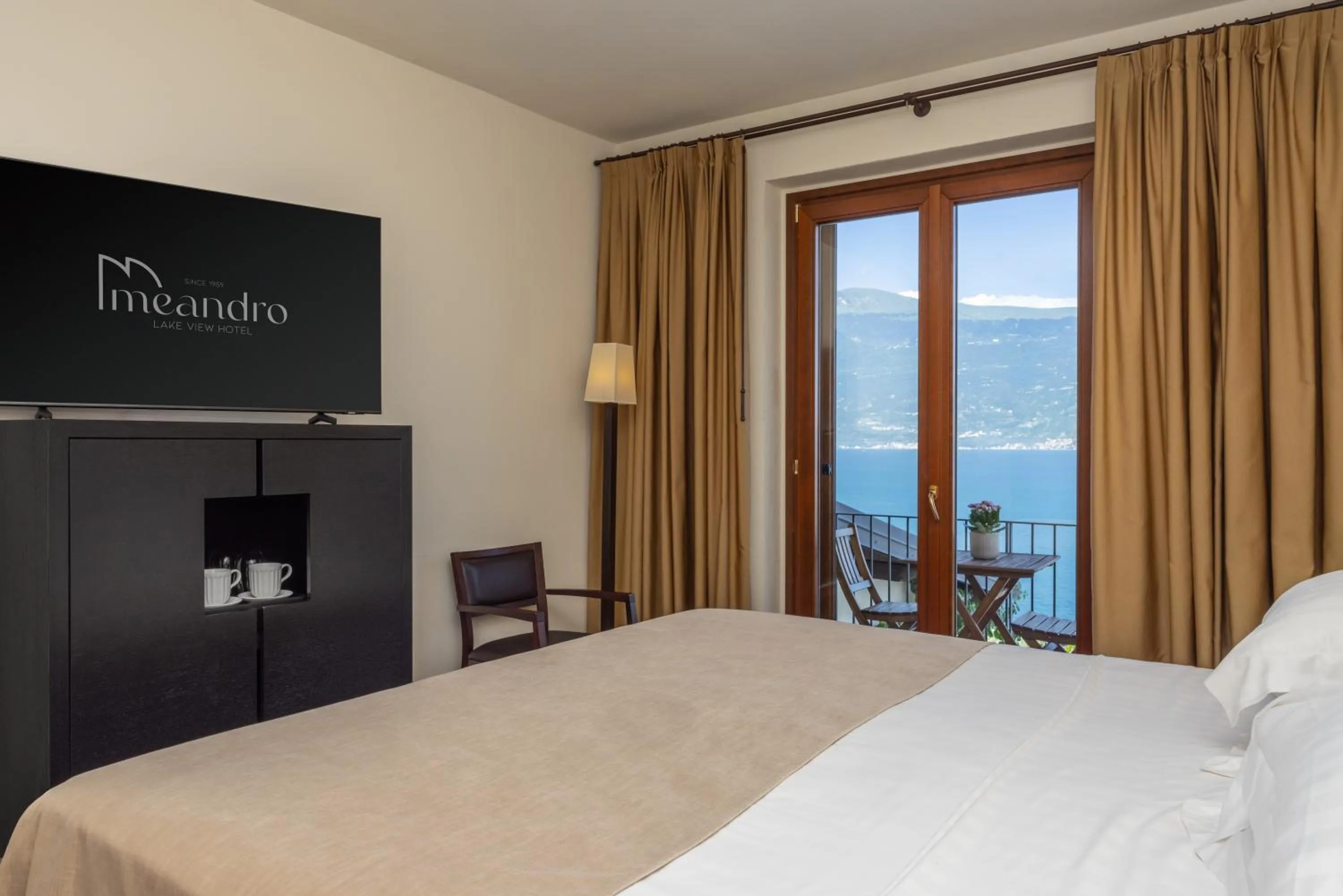 Bedroom, Bed in Hotel Meandro - Lake View
