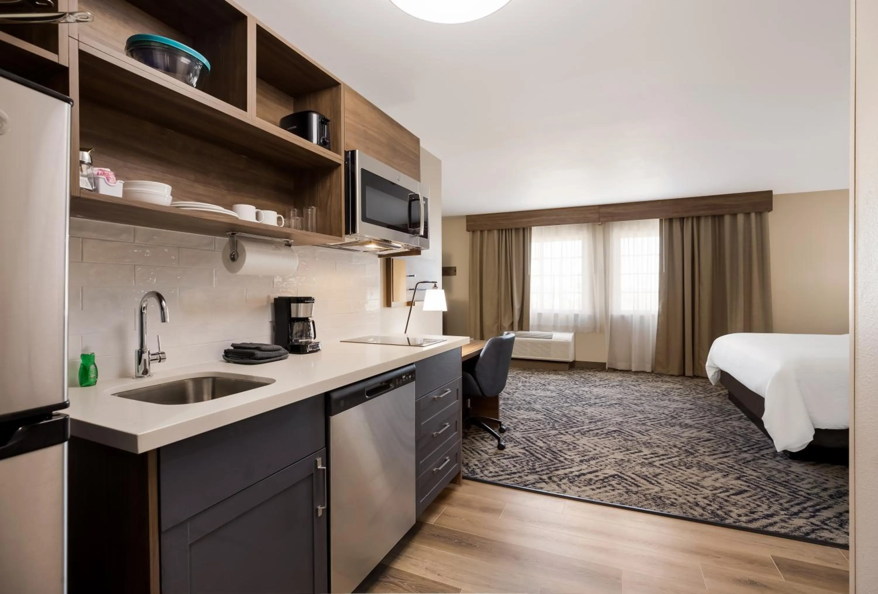Kitchen or kitchenette, Bed in Candlewood Suites Lafayette - River Ranch by IHG