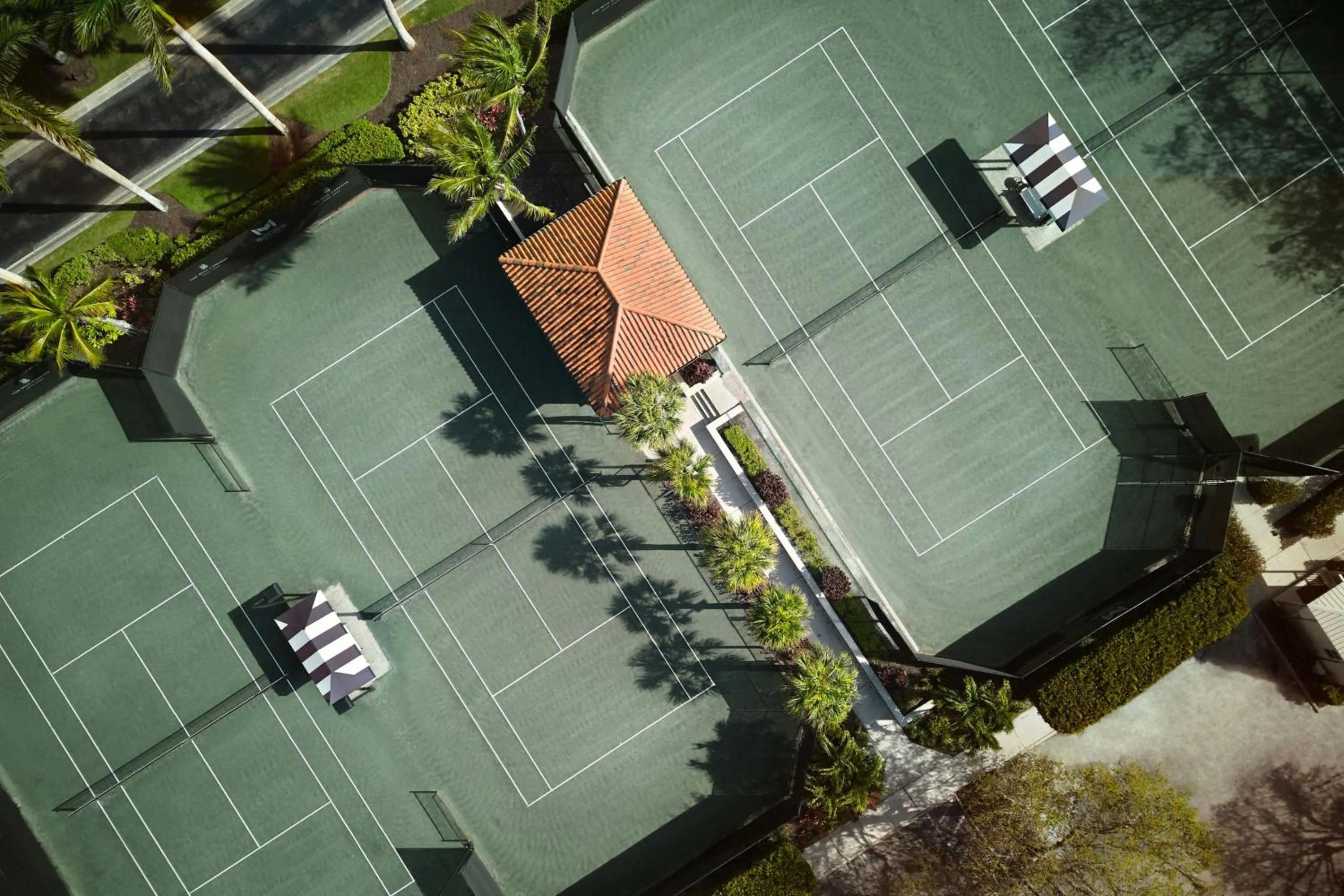 Tennis court in The Ritz-Carlton Naples, Tiburon