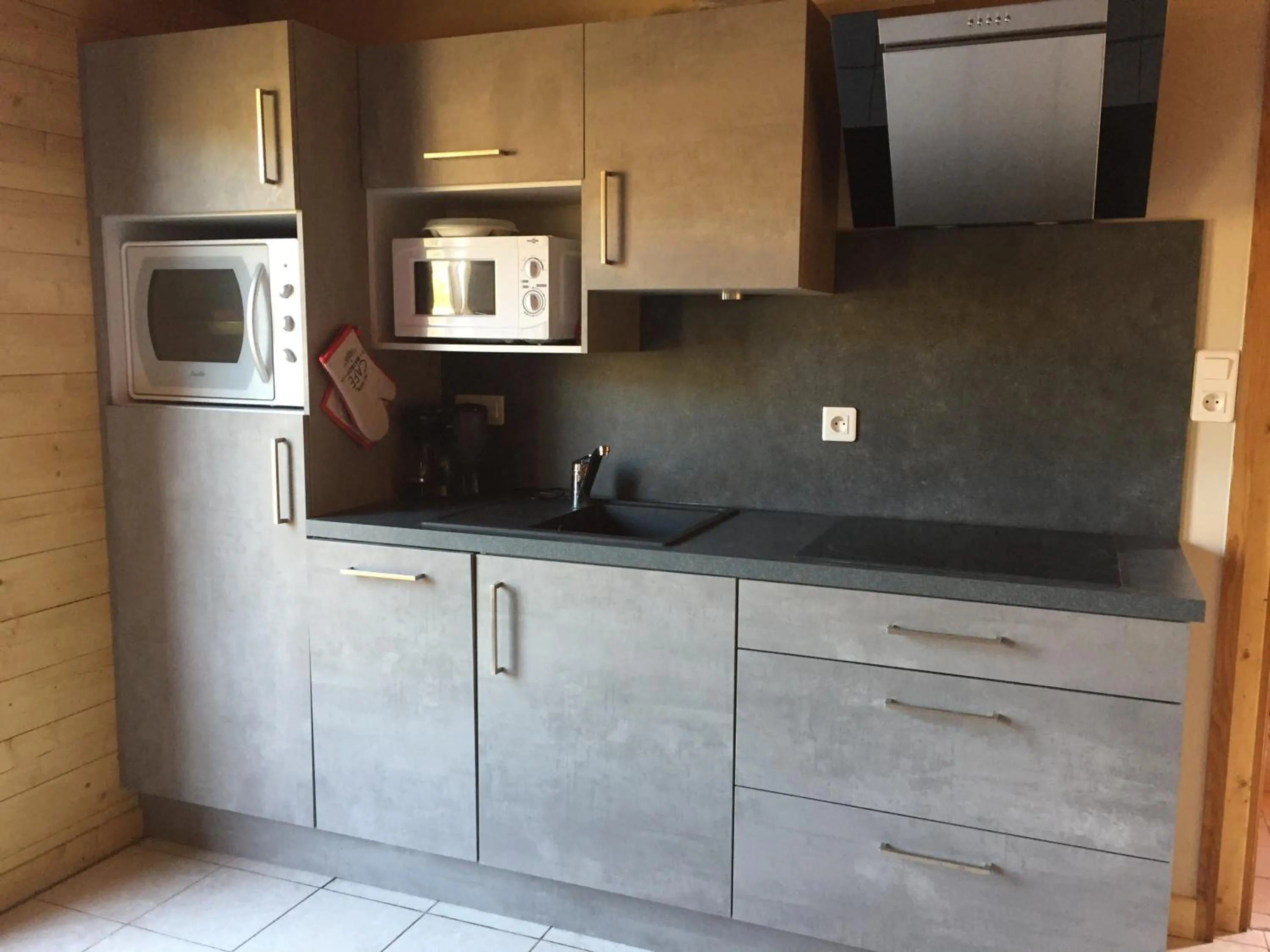 Kitchen or kitchenette in Les Bruyeres wi fi