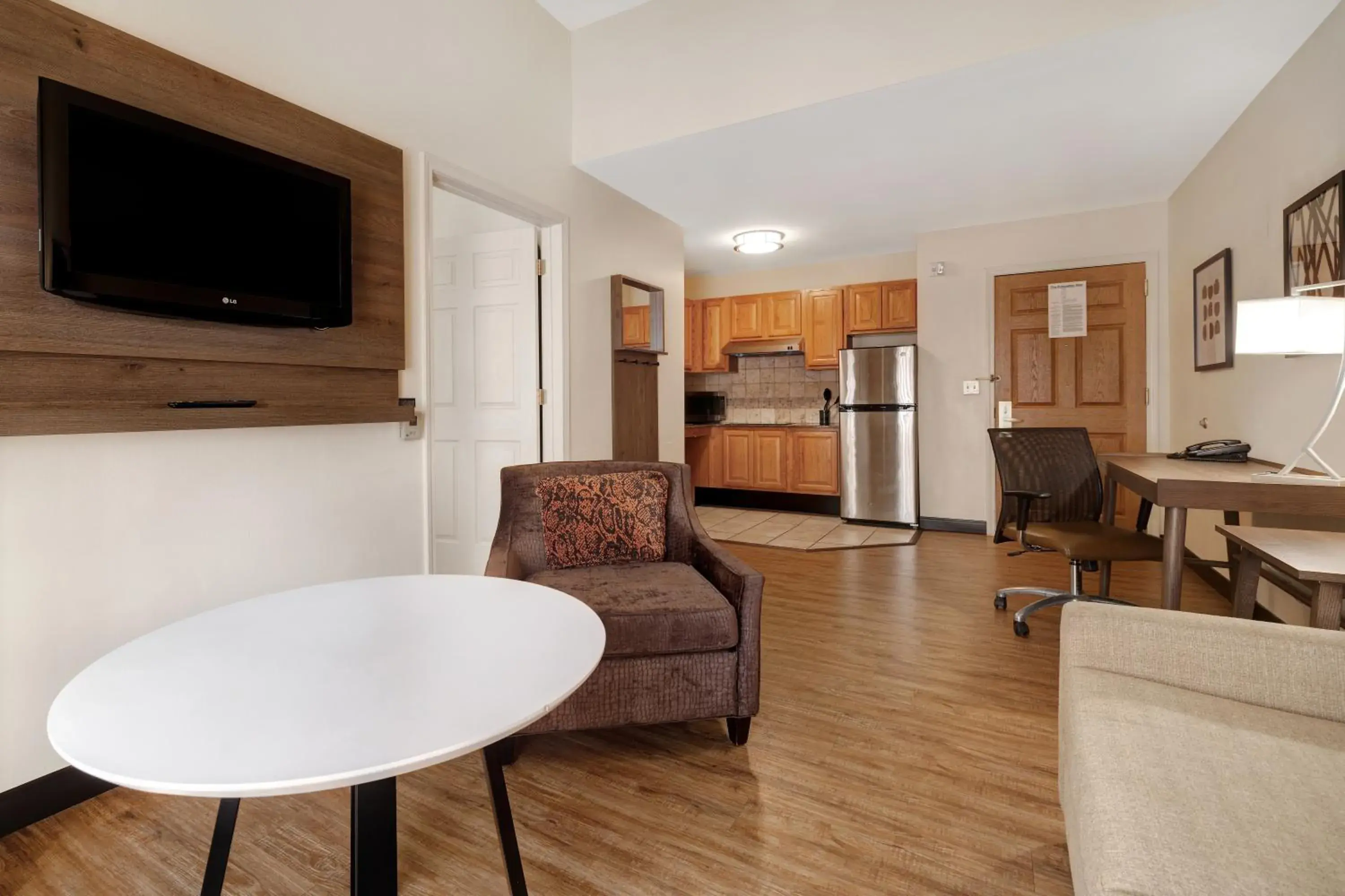 Living room in Staybridge Suites Tallahassee I-10 East by IHG Living room in Staybridge Suites Tallahassee I-10 East by IHG