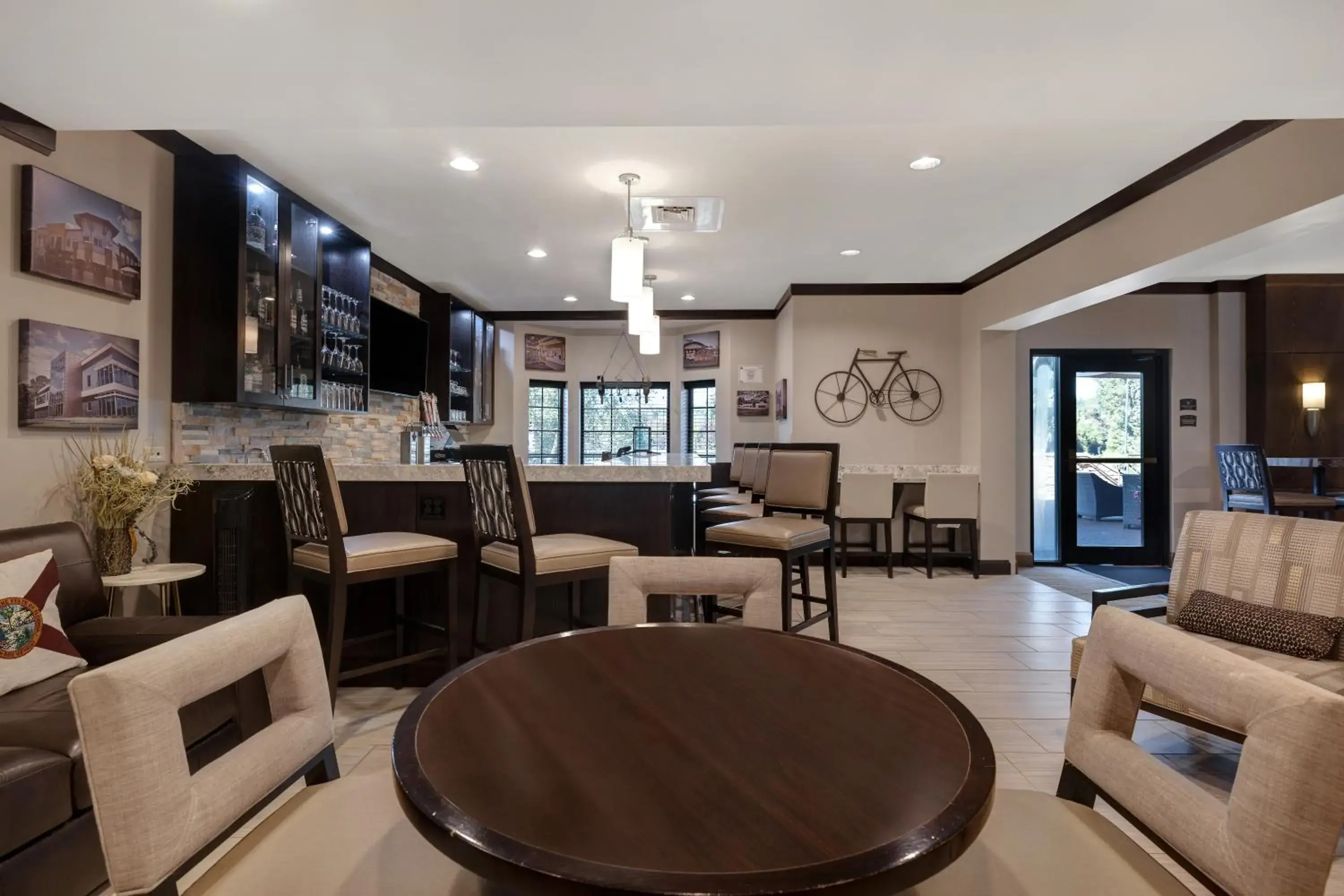 Lounge or bar in Staybridge Suites Tallahassee I-10 East by IHG Lounge or bar in Staybridge Suites Tallahassee I-10 East by IHG