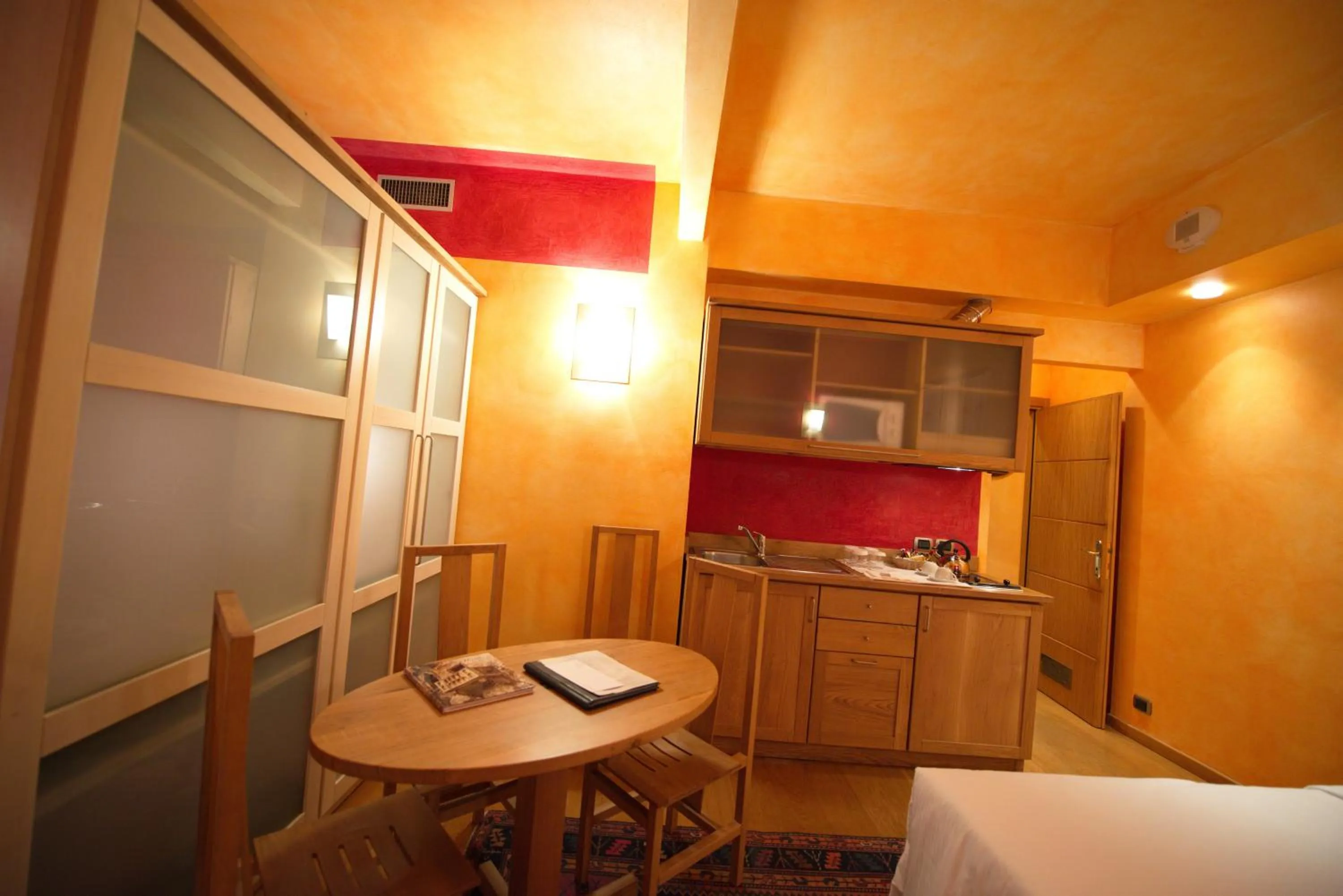 Kitchen or kitchenette in Appartamenti Porta Nuova 80