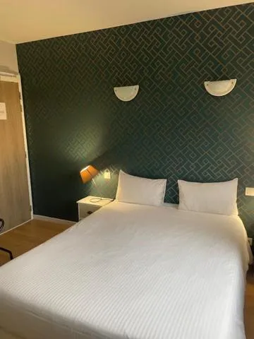 Bed in Hôtel Restaurant Logis Coté Lac