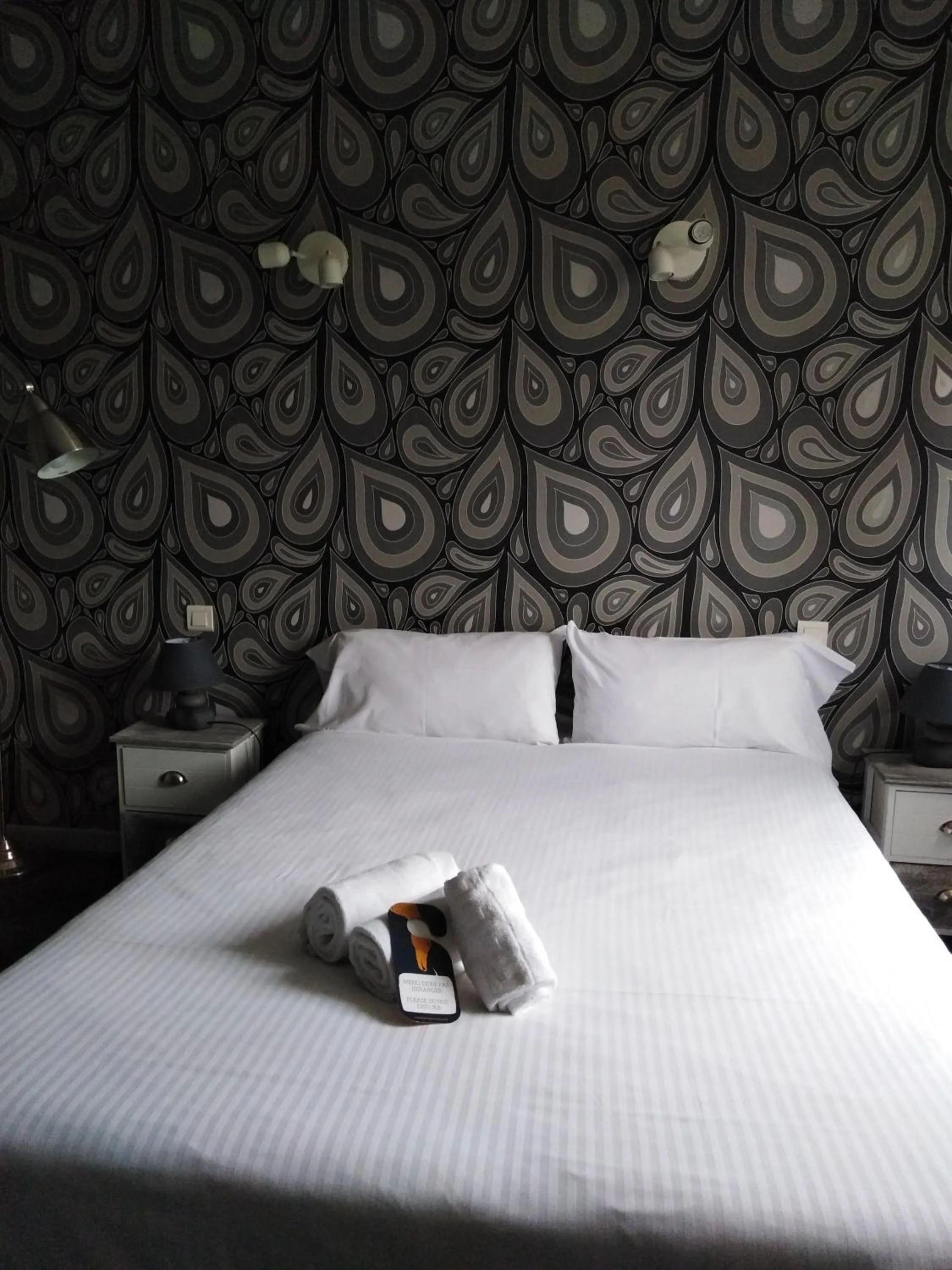 Bed in Hôtel Restaurant Logis Coté Lac