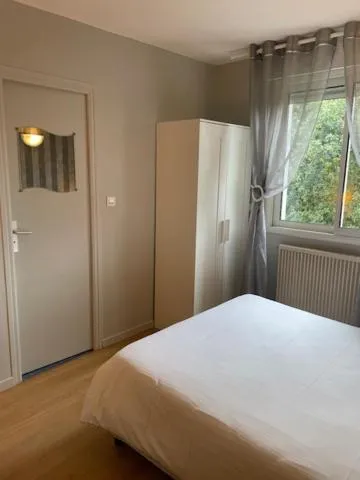 Bed in Hôtel Restaurant Logis Coté Lac