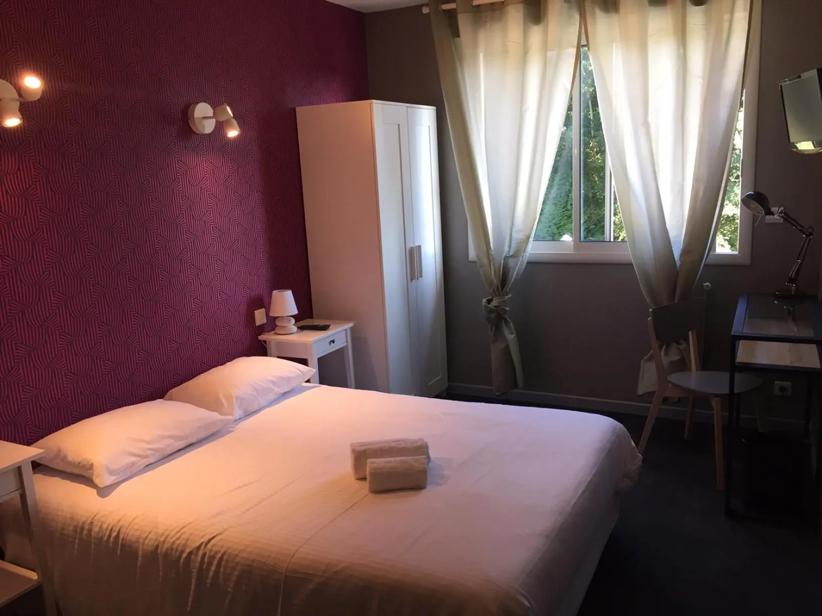 Bed in Hôtel Restaurant Logis Coté Lac