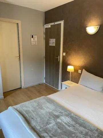 Bed in Hôtel Restaurant Logis Coté Lac