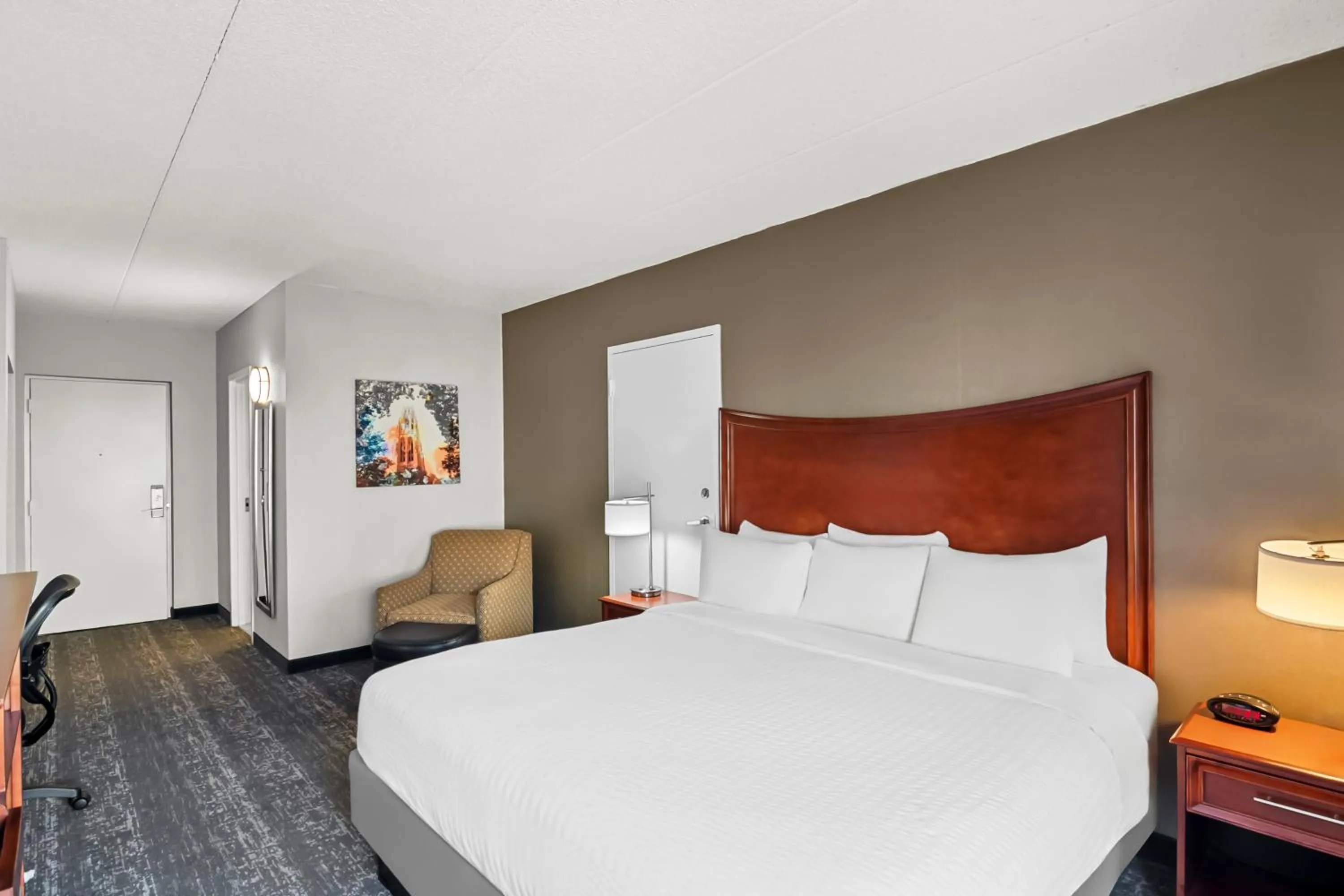 Bed in Clarion Inn North Haven - New Haven North