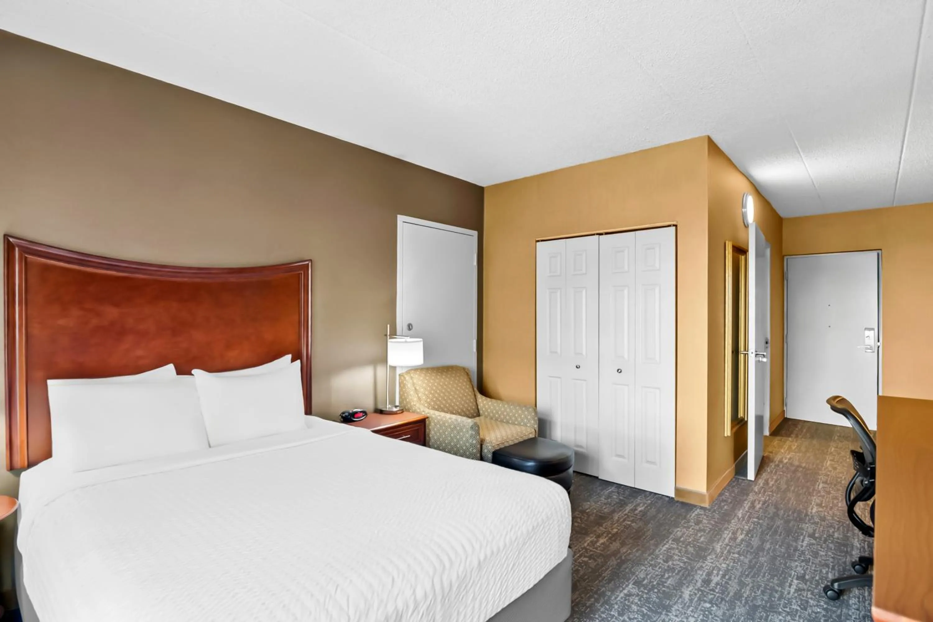 Bed in Clarion Inn North Haven - New Haven North