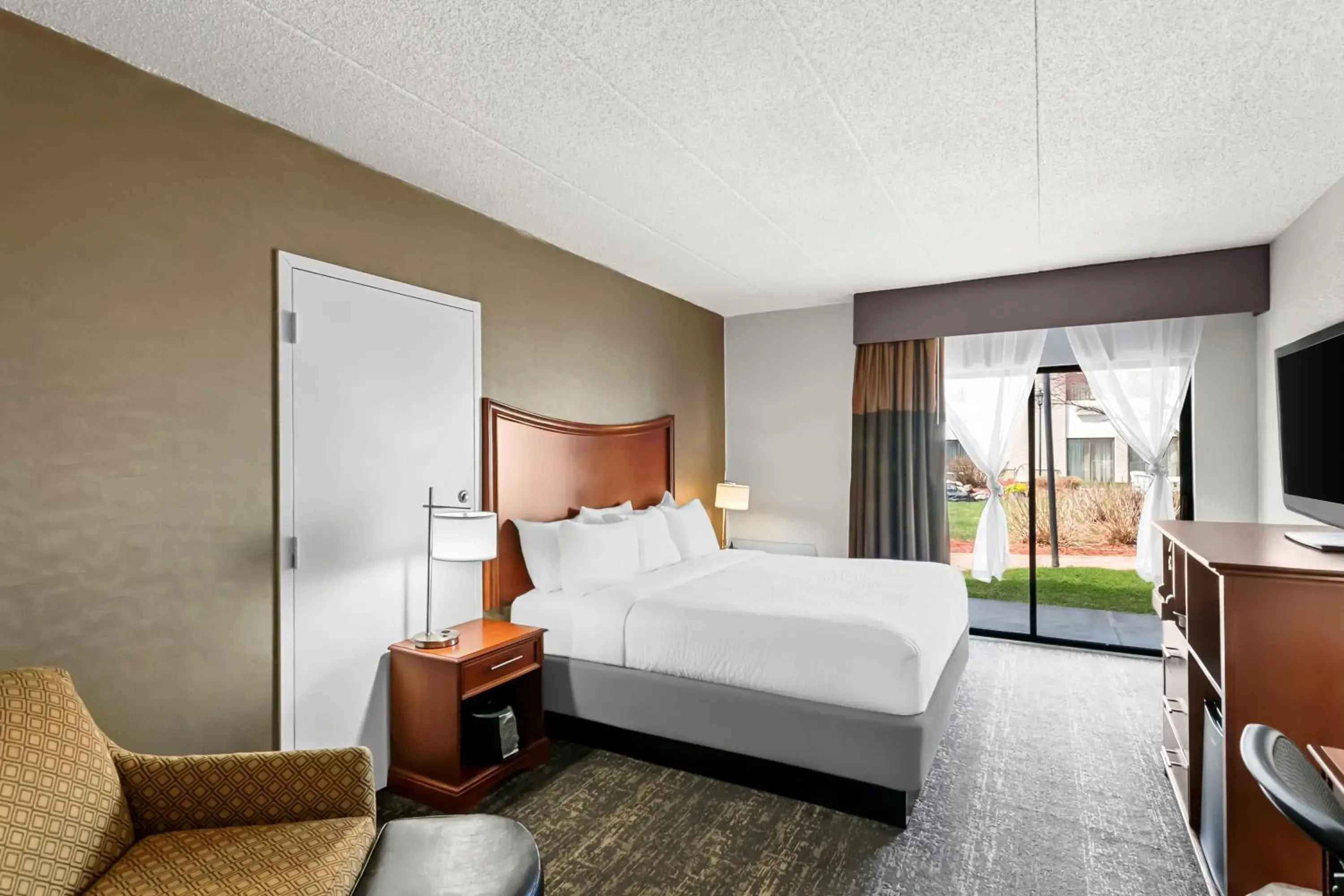 Bed in Clarion Inn North Haven - New Haven North Bed in Clarion Inn North Haven - New Haven North