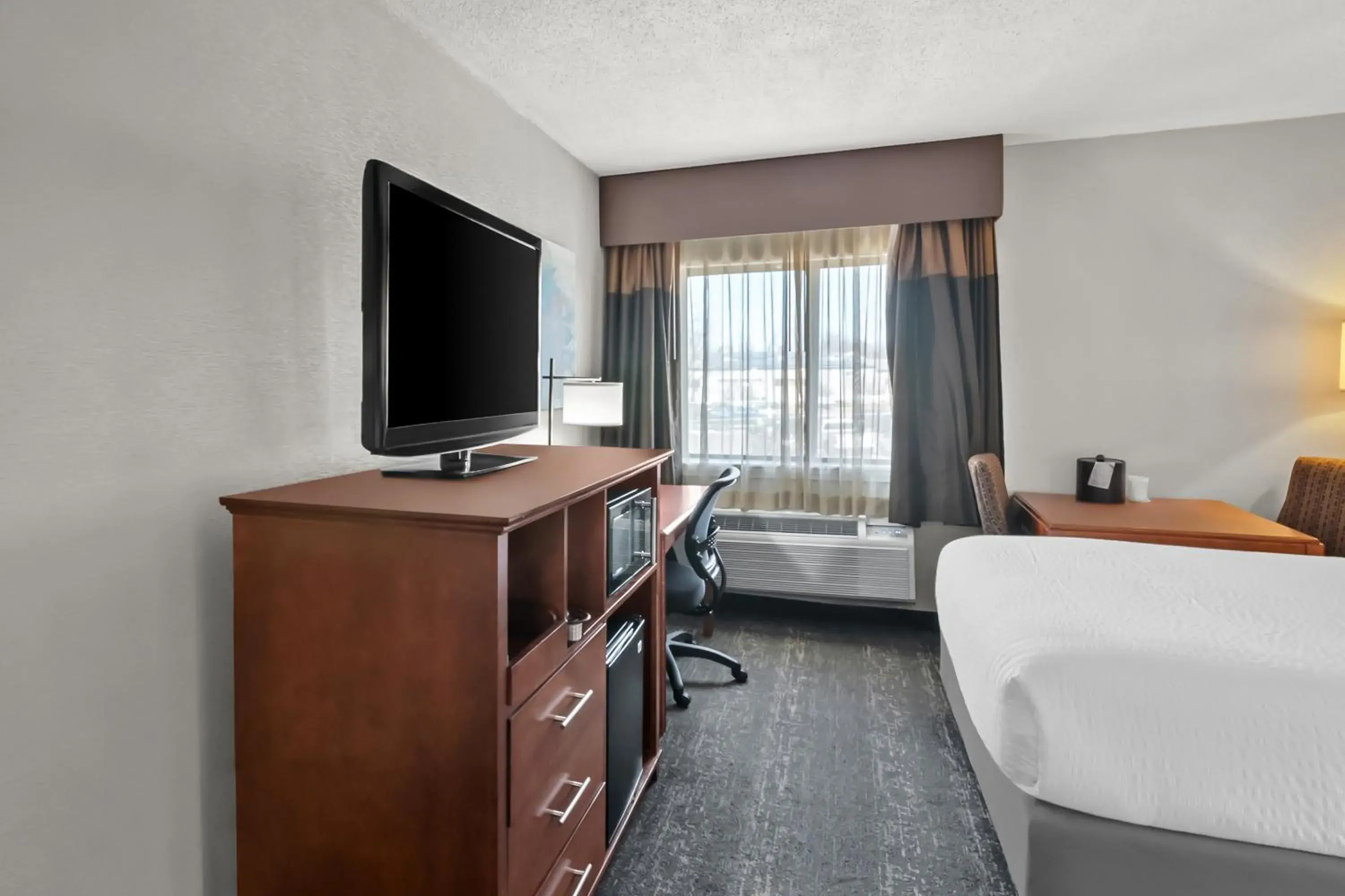 Bed in Clarion Inn Bed in Clarion Inn