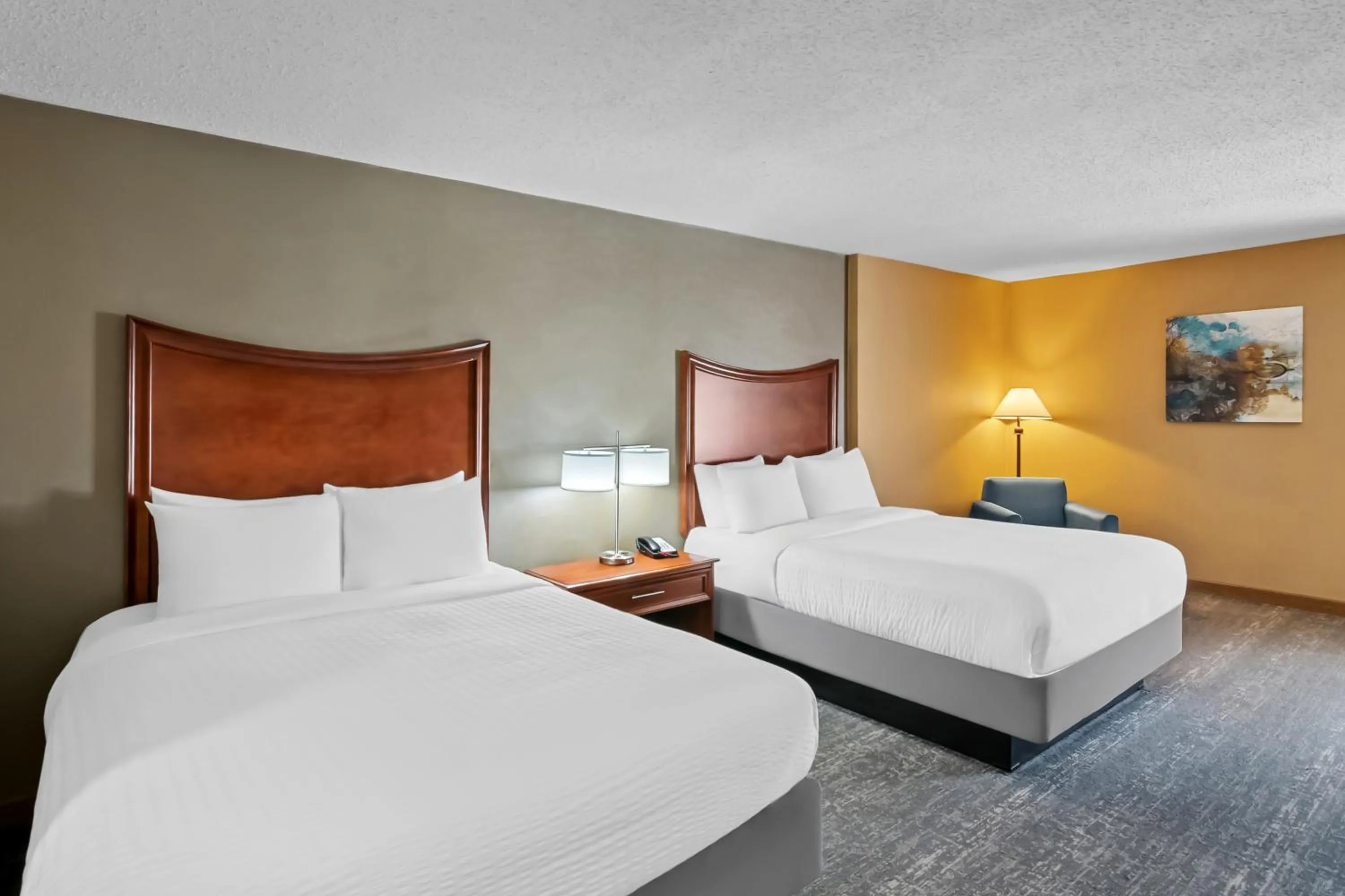 Bed in Clarion Inn North Haven - New Haven North