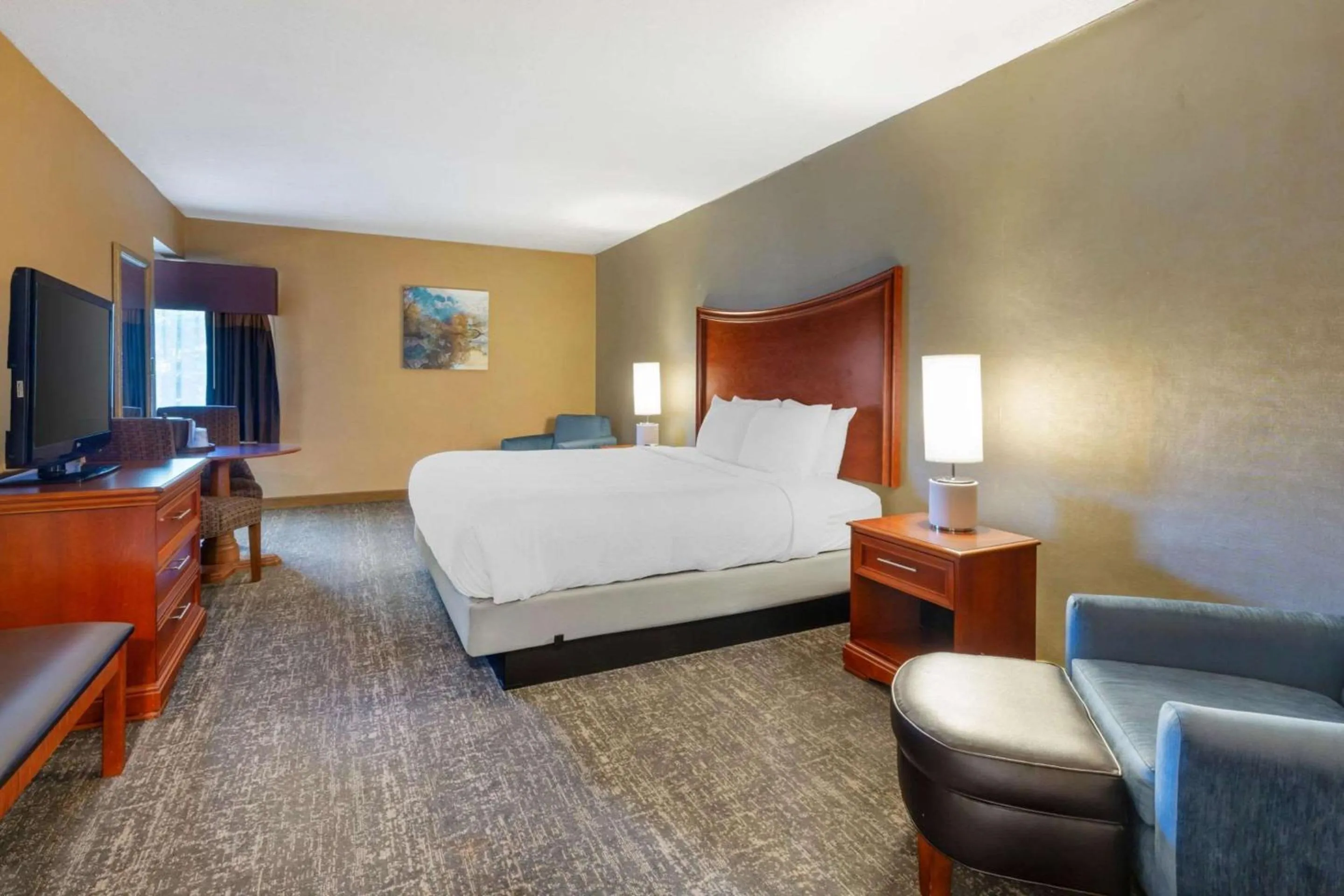 Bedroom, Bed in Clarion Inn North Haven - New Haven North