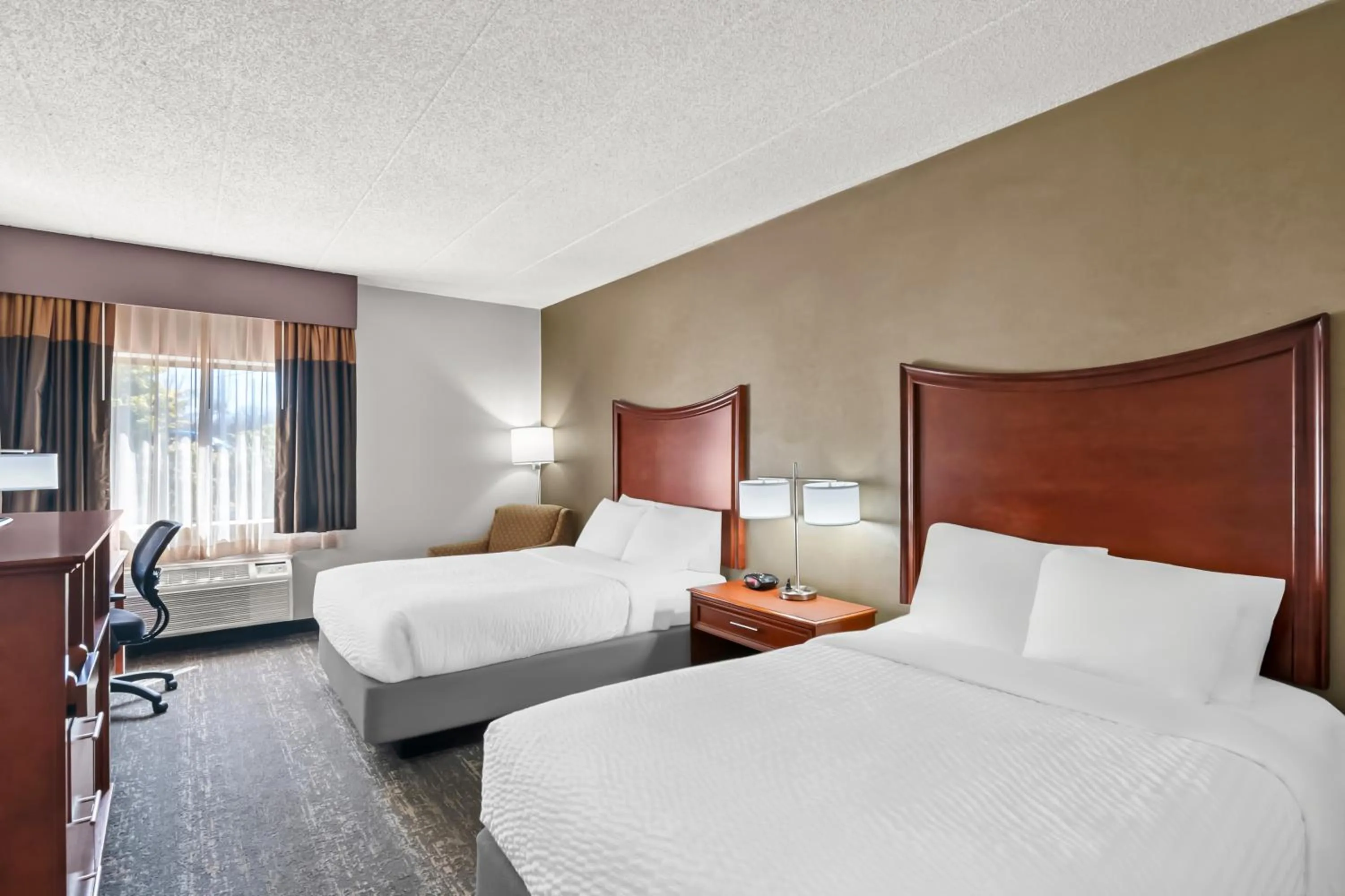 Bed in Clarion Inn North Haven - New Haven North