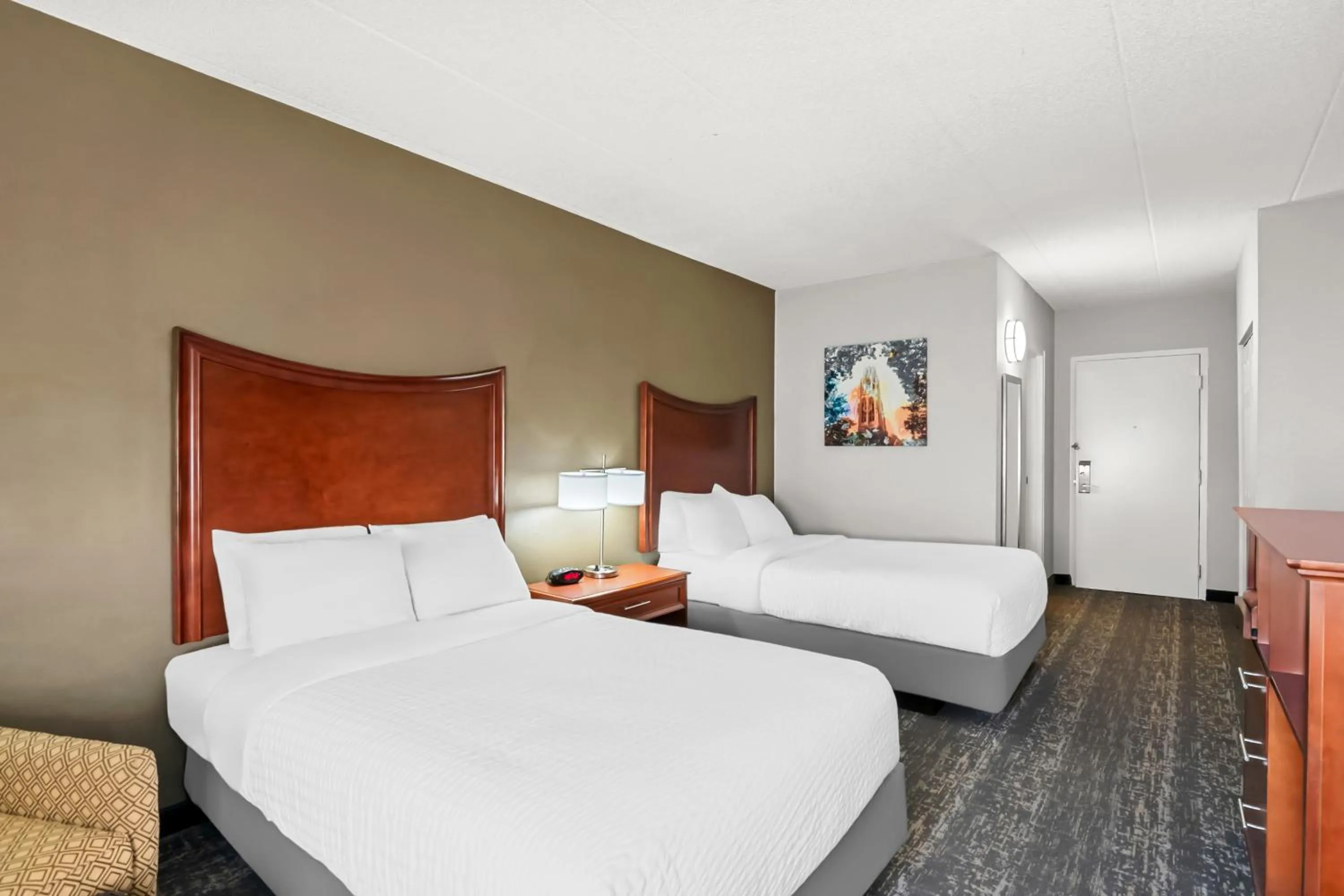 Bed in Clarion Inn North Haven - New Haven North