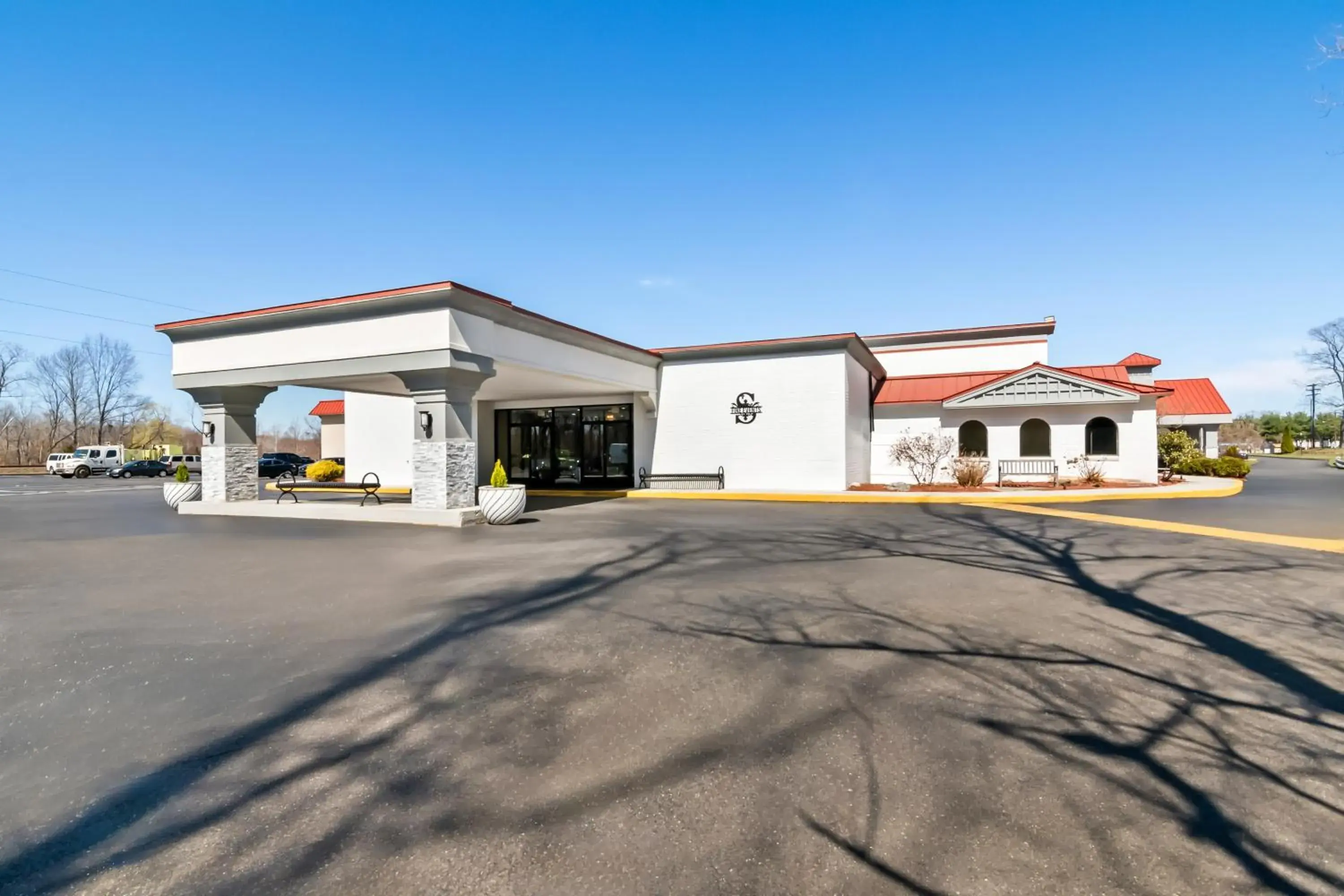 Property building in Clarion Inn Property building in Clarion Inn