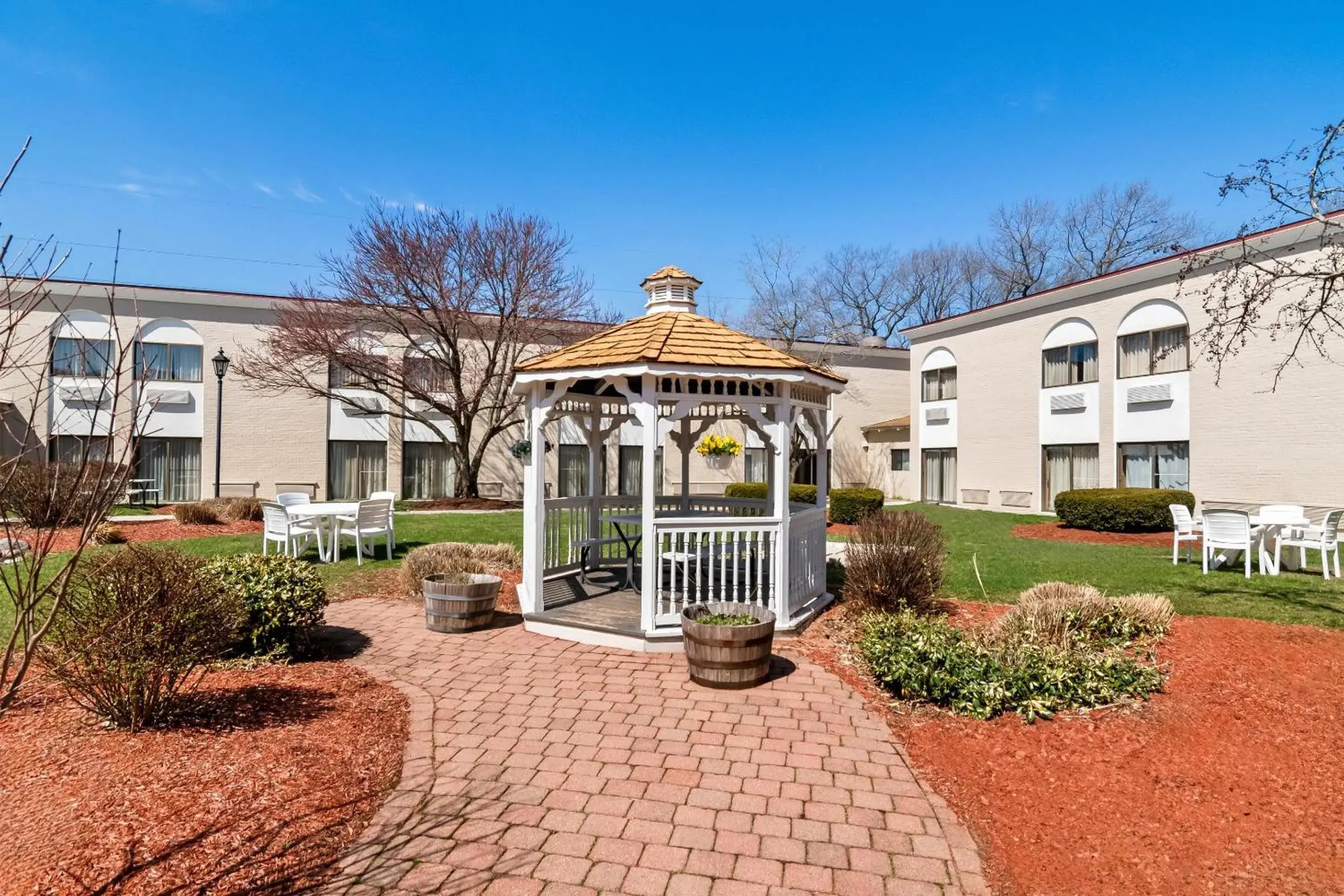 Swimming pool in Clarion Inn North Haven - New Haven North Swimming pool in Clarion Inn North Haven - New Haven North