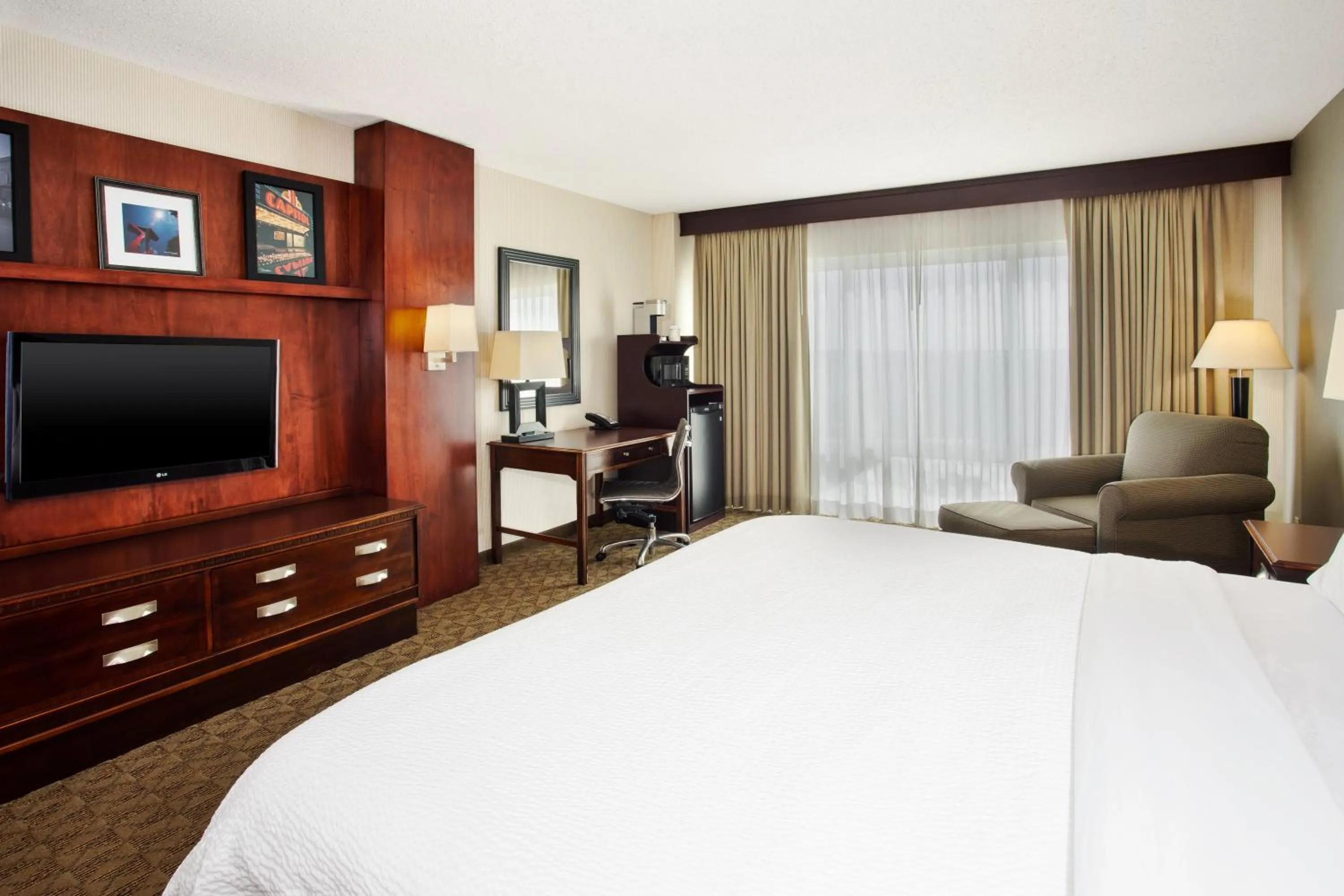 Bedroom, Bed in Holiday Inn University Plaza-Bowling Green by IHG