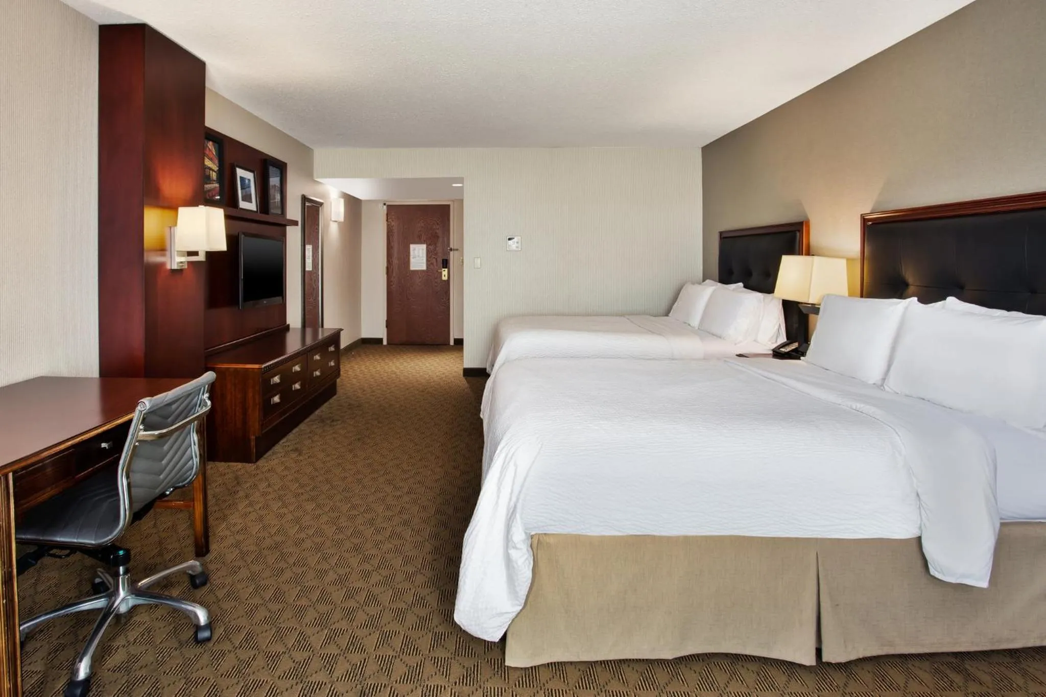 Photo of the whole room, Bed in Holiday Inn University Plaza-Bowling Green by IHG