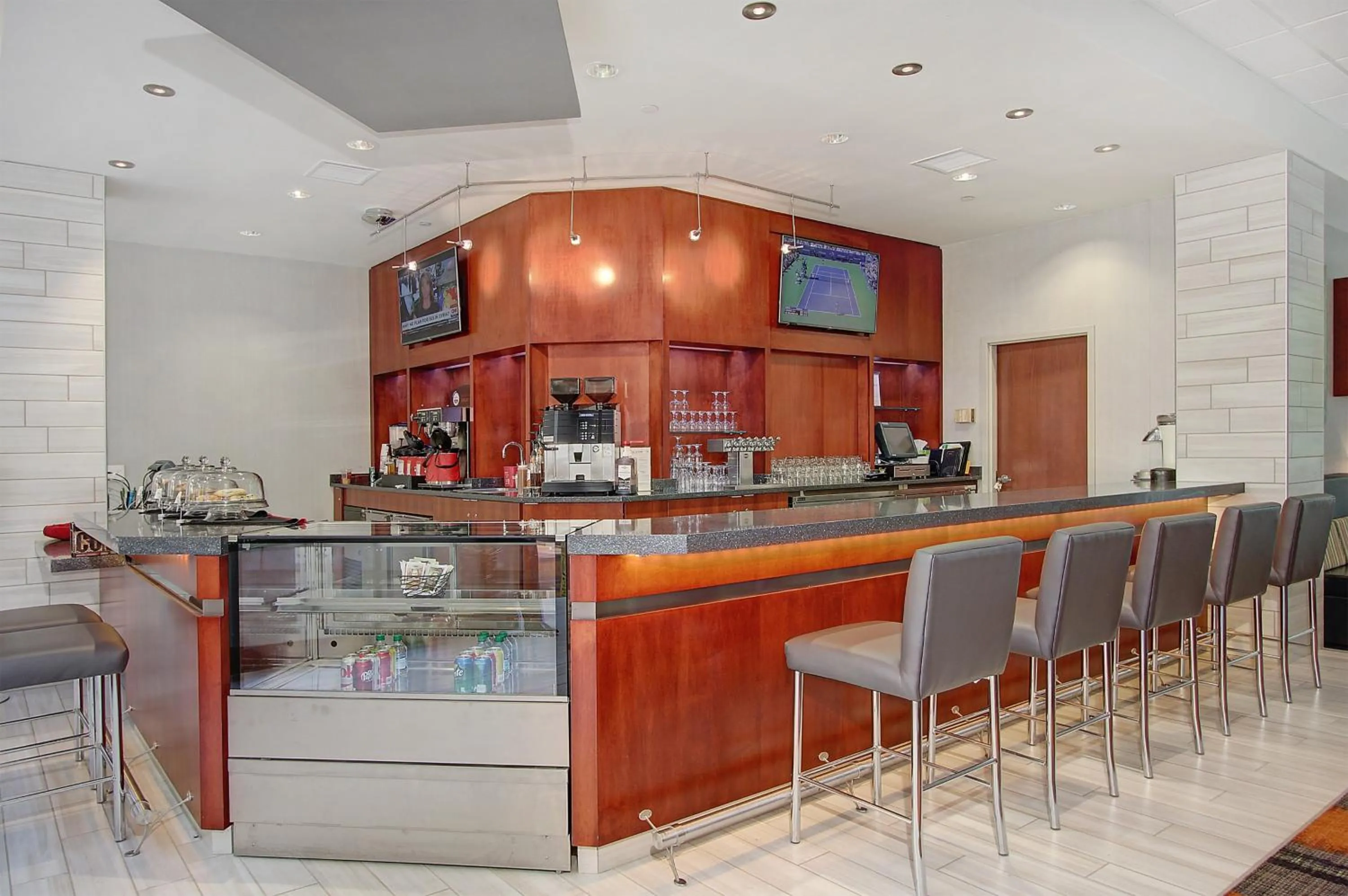 Lounge or bar in Holiday Inn University Plaza-Bowling Green by IHG