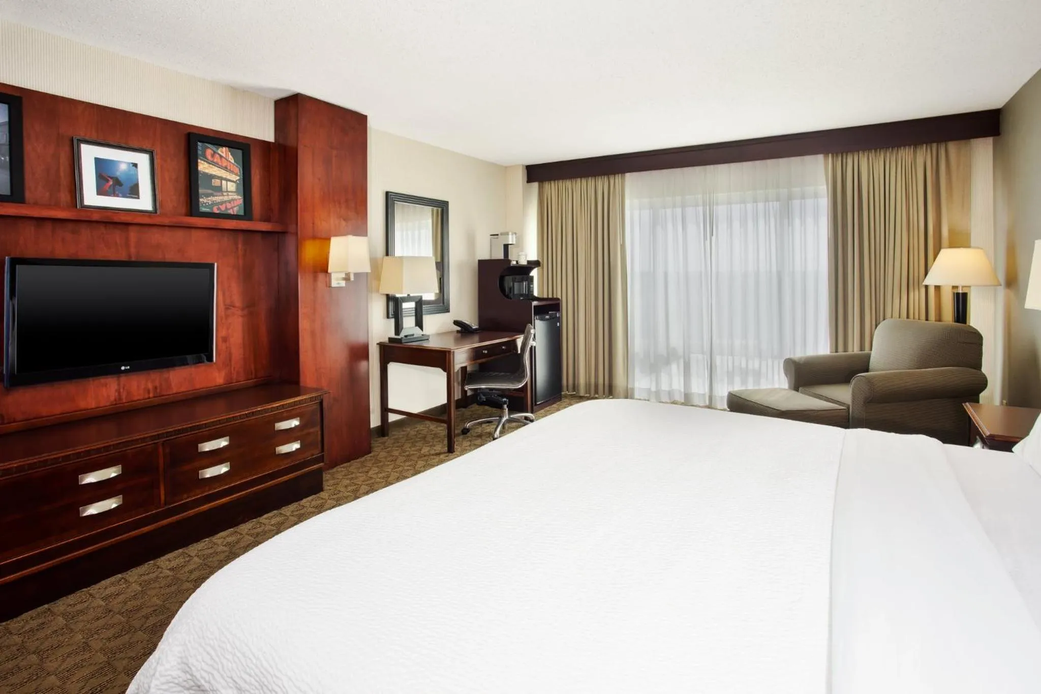 Photo of the whole room, Bed in Holiday Inn University Plaza-Bowling Green by IHG