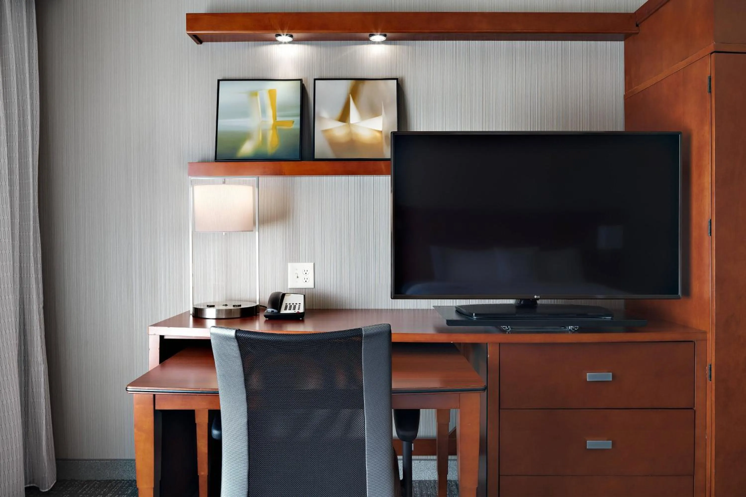 Photo of the whole room in Courtyard Flagstaff