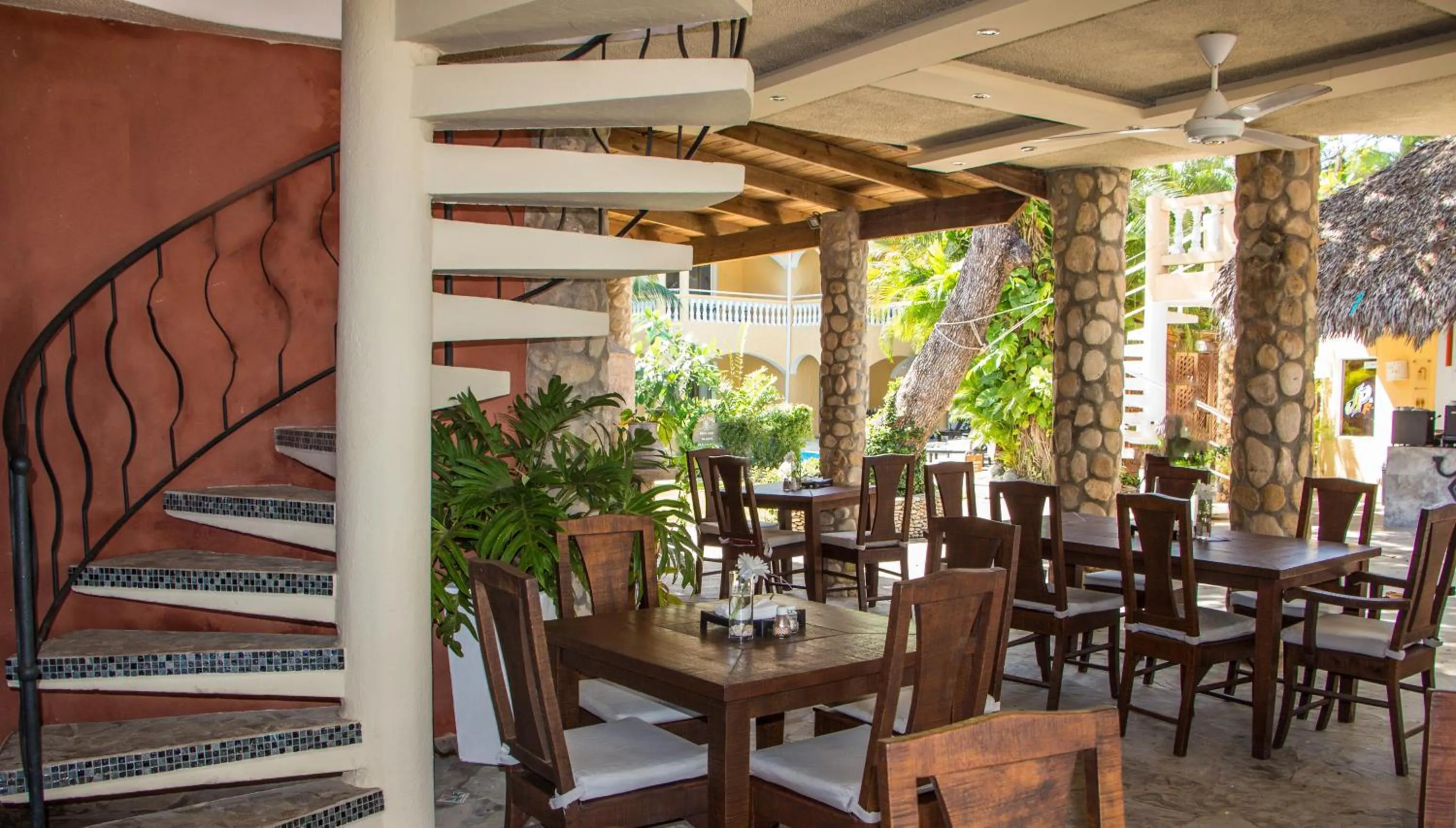 Restaurant/places to eat in Hotel Villa Taina