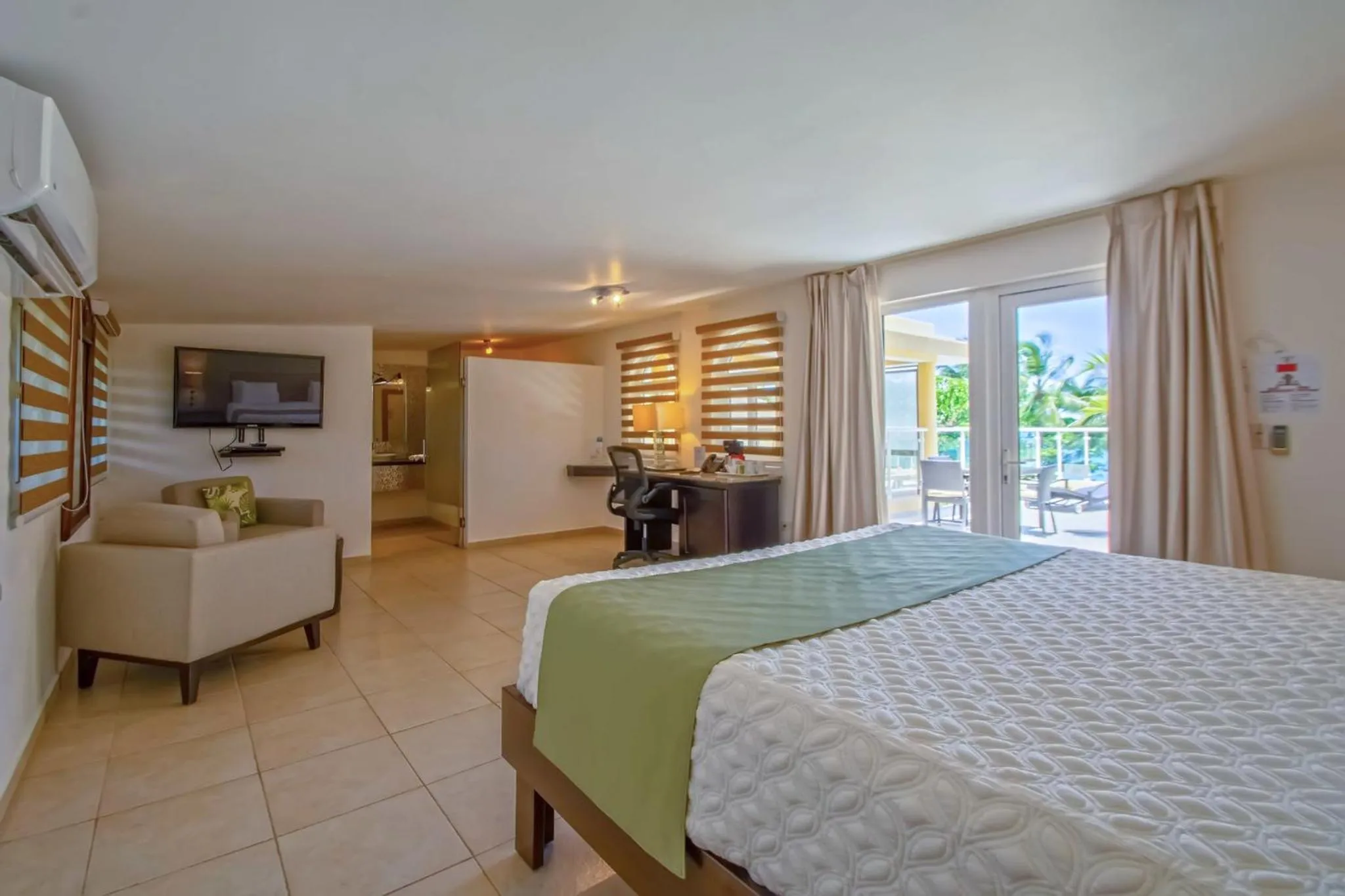 Balcony/Terrace, Bed in Hotel Villa Taina