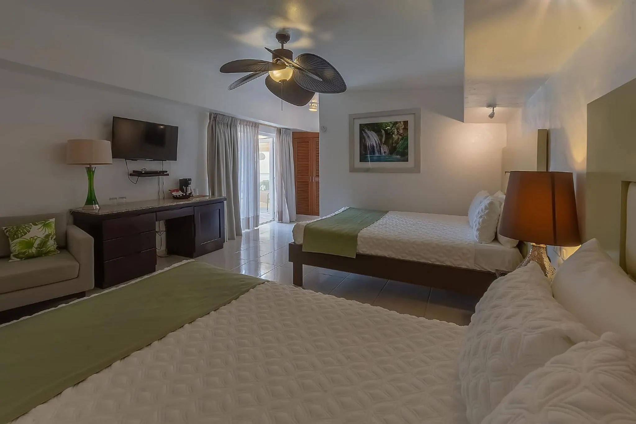 Balcony/Terrace, Bed in Hotel Villa Taina