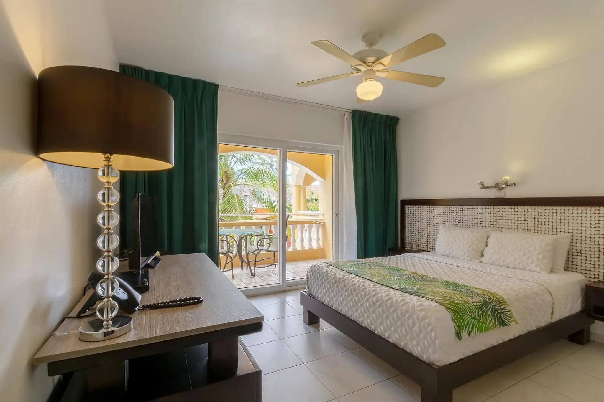 Balcony/Terrace, Bed in Hotel Villa Taina