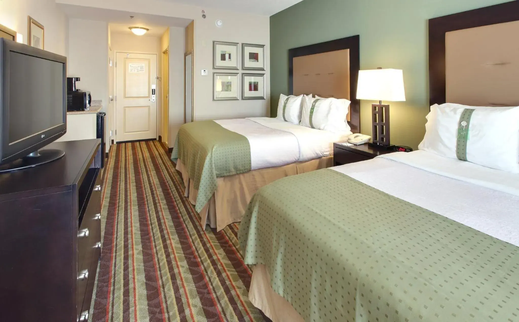 Photo of the whole room, Bed in Holiday Inn Blytheville by IHG Photo of the whole room, Bed in Holiday Inn Blytheville by IHG