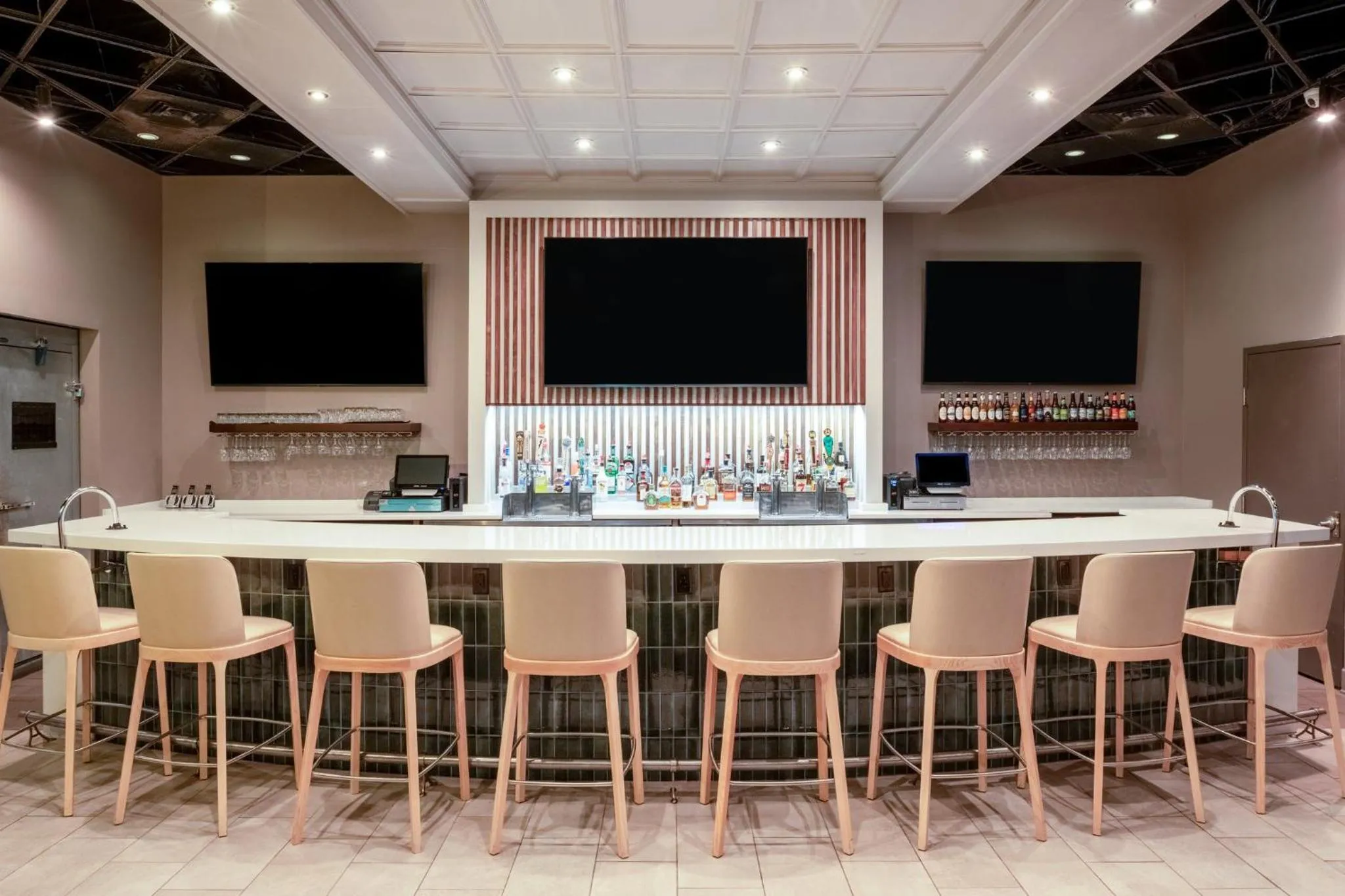 Lounge or bar in Holiday Inn Blytheville by IHG
