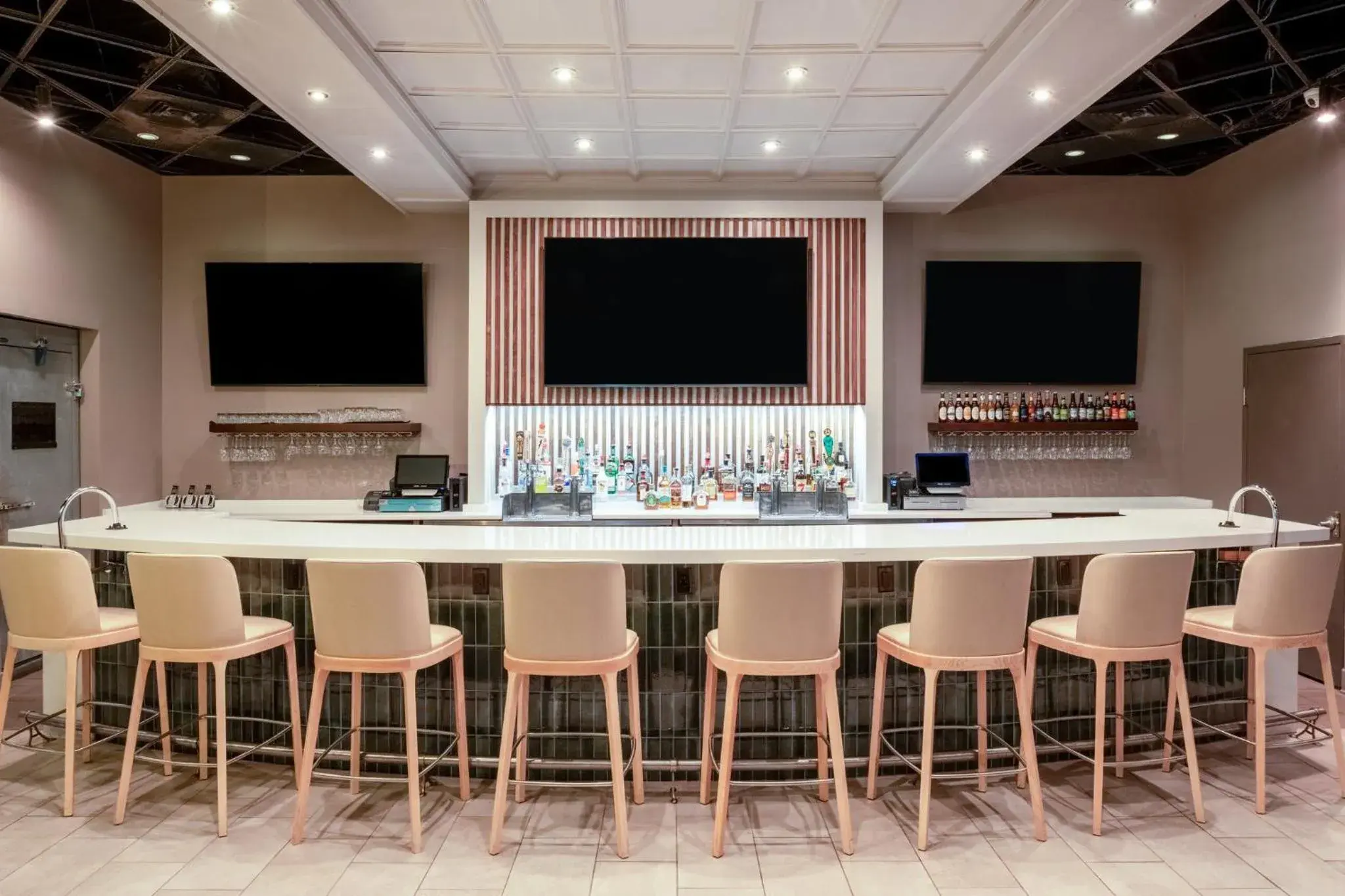 Lounge or bar in Holiday Inn Blytheville by IHG Lounge or bar in Holiday Inn Blytheville by IHG