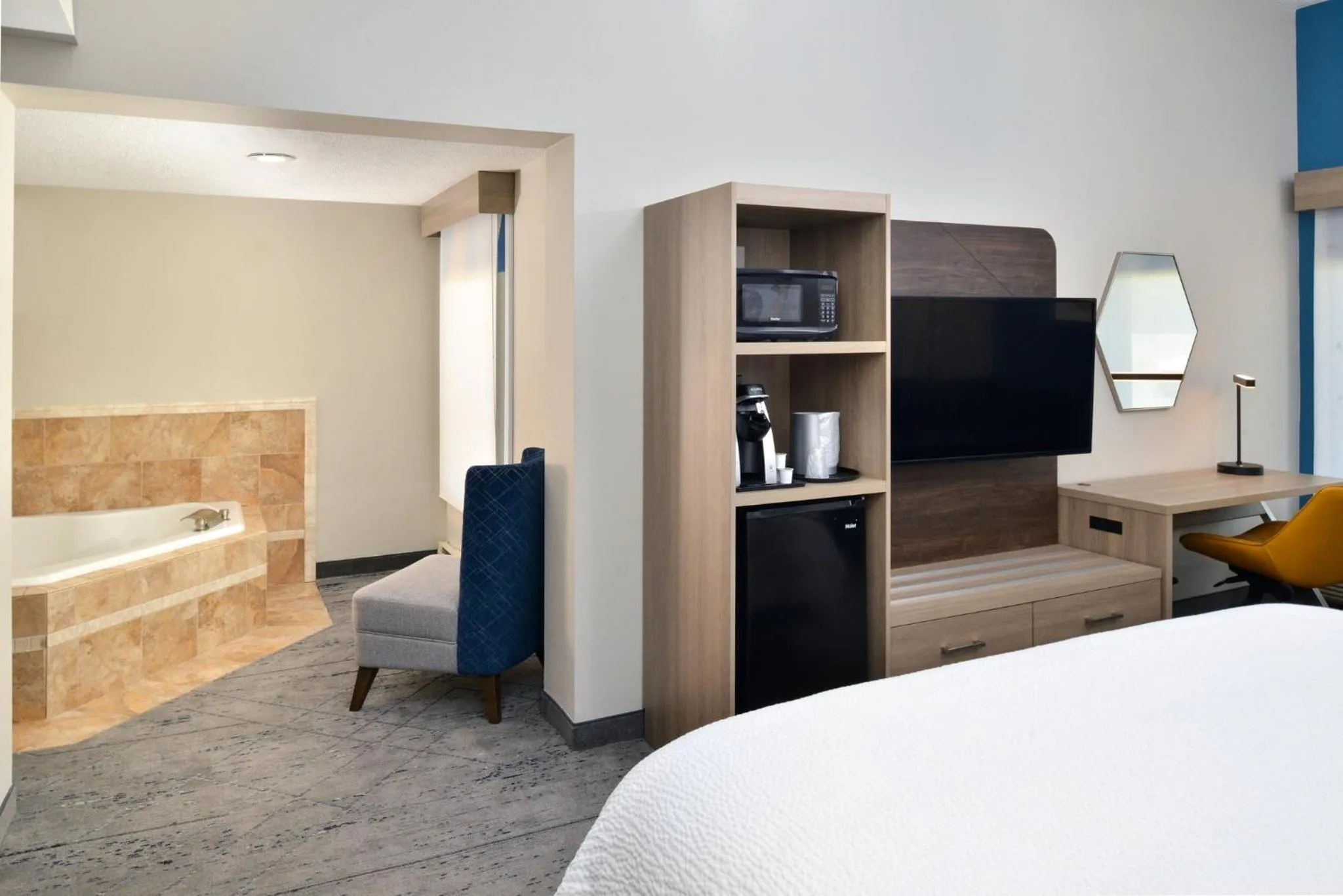 Photo of the whole room, Bed in Holiday Inn Express Lewisburg - New Columbia by IHG