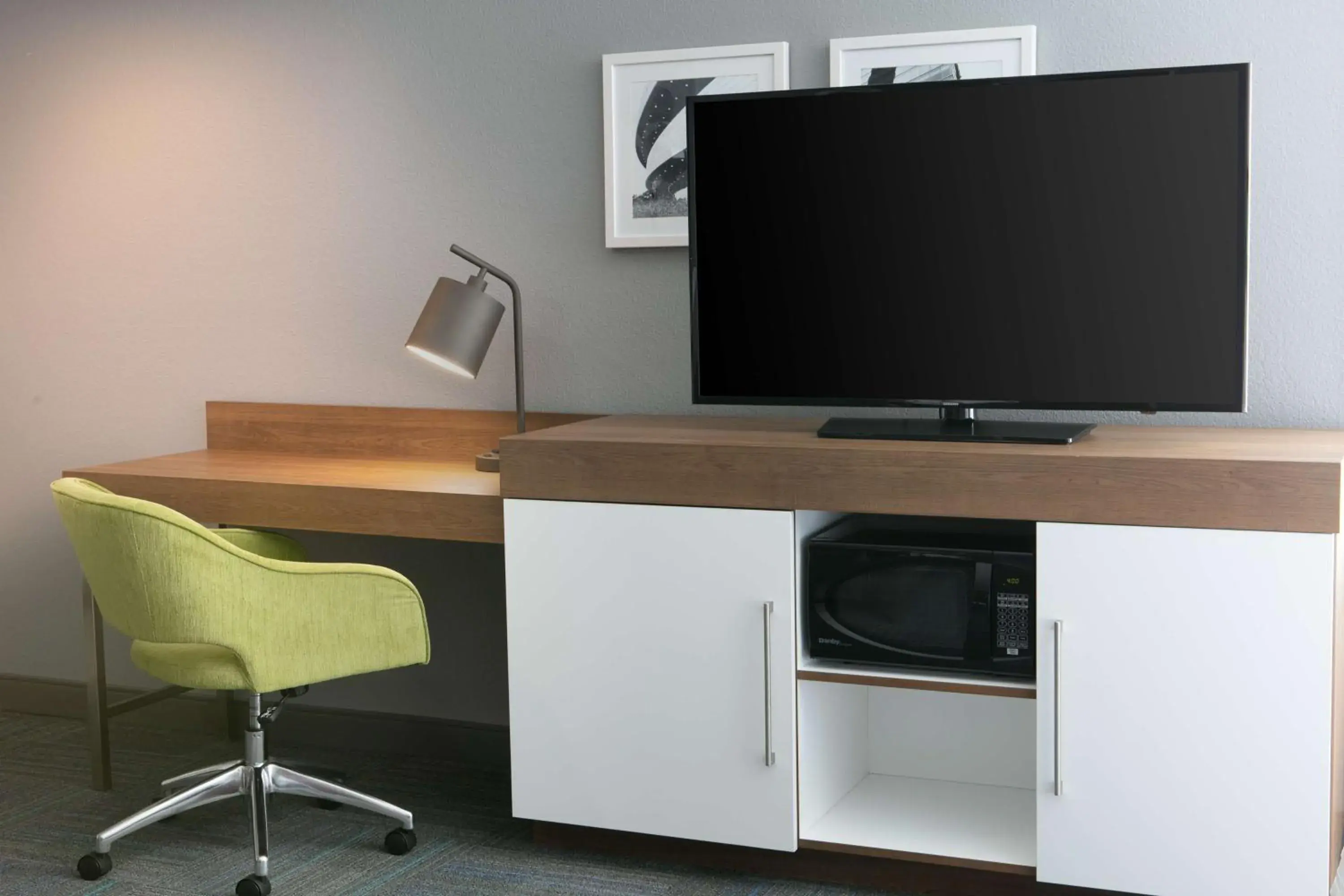 King Room - Mobility Access/Non-Smoking in Hampton Inn Iowa City/Coralville King Room - Mobility Access/Non-Smoking in Hampton Inn Iowa City/Coralville