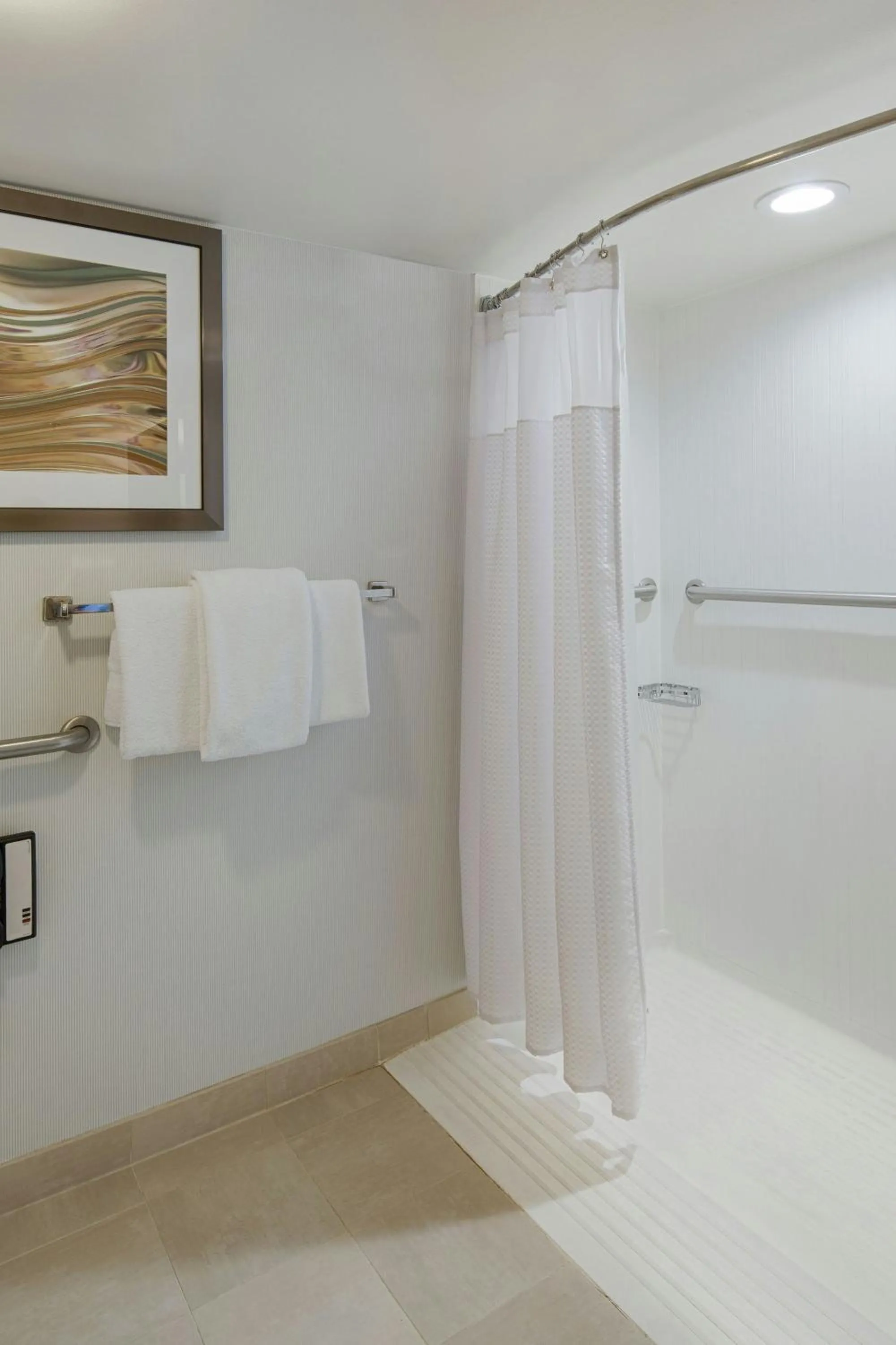 Bathroom in Courtyard by Marriott Columbus West/Hilliard