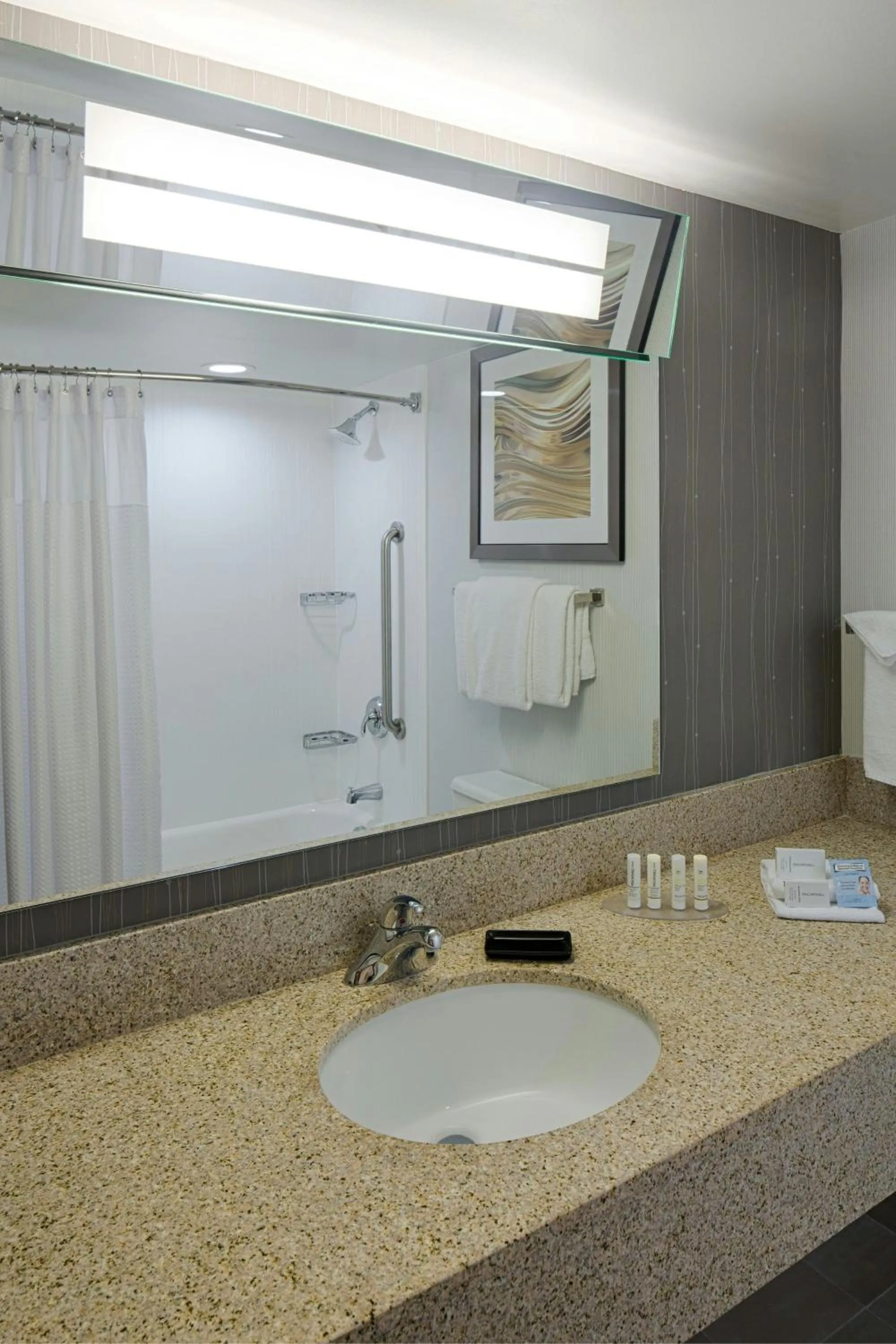 Bathroom in Courtyard by Marriott Columbus West/Hilliard
