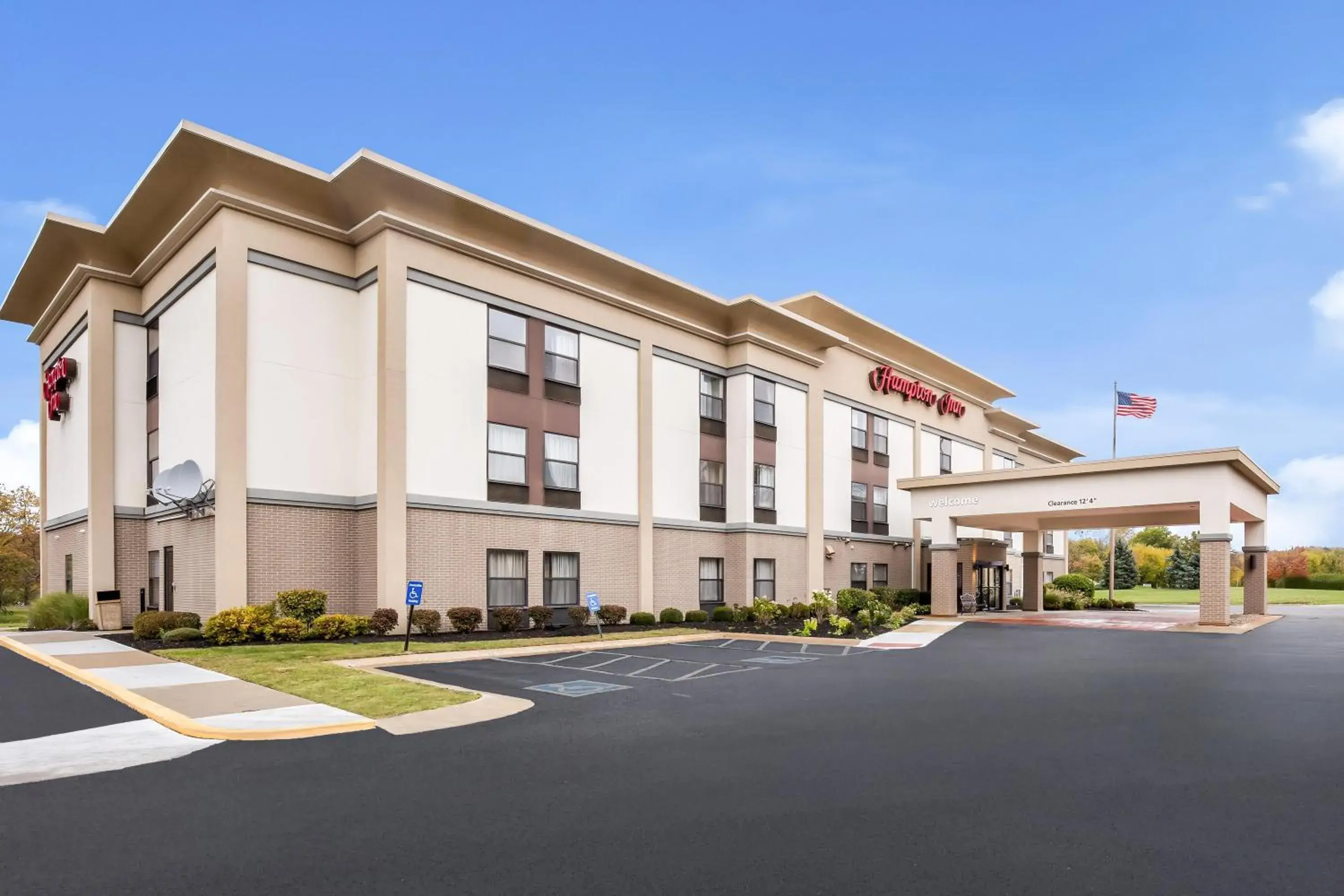 Property building in Hampton Inn Akron-Fairlawn Property building in Hampton Inn Akron-Fairlawn