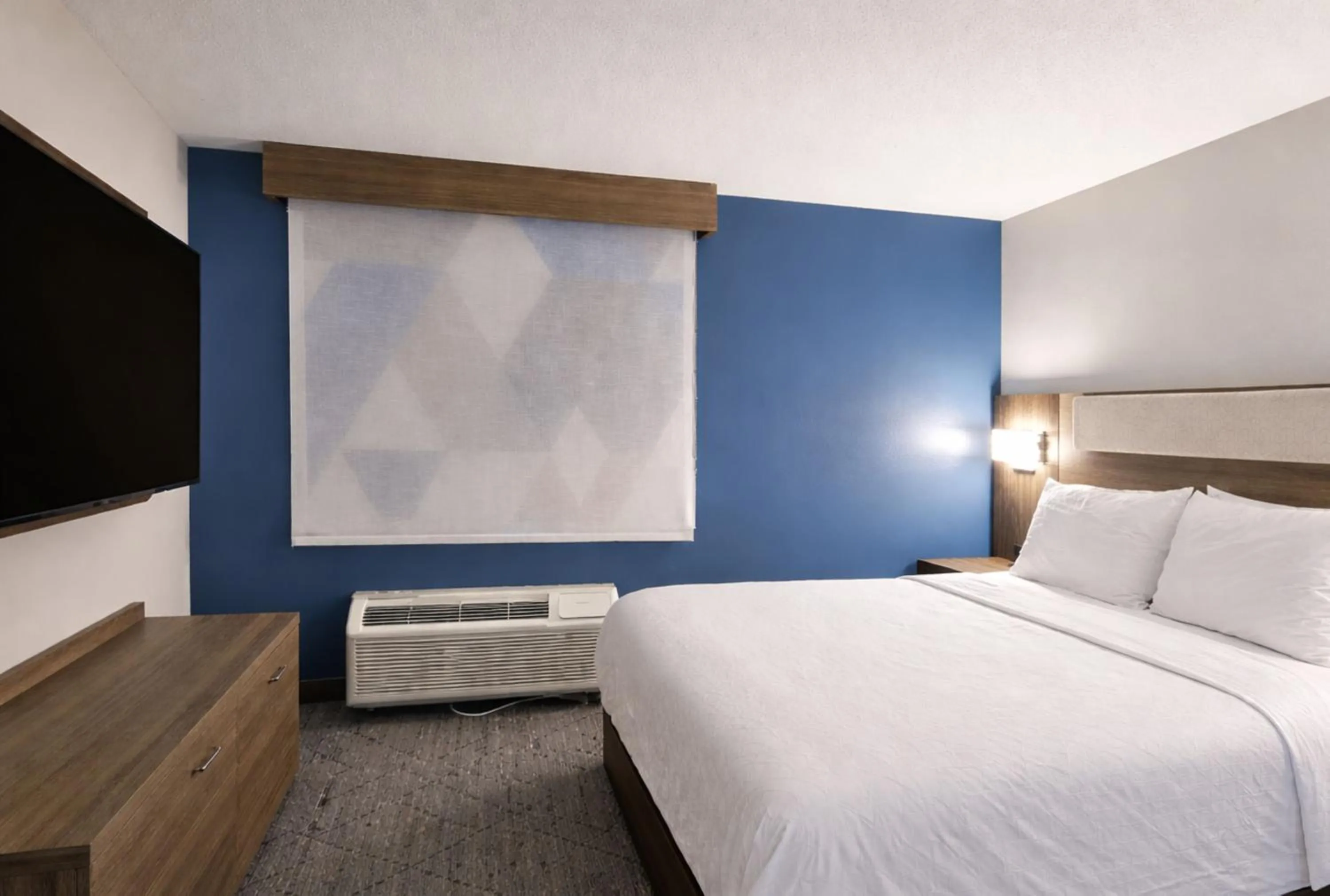 Photo of the whole room, Bed in Holiday Inn Express Hotel & Suites St. Paul - Woodbury by IHG