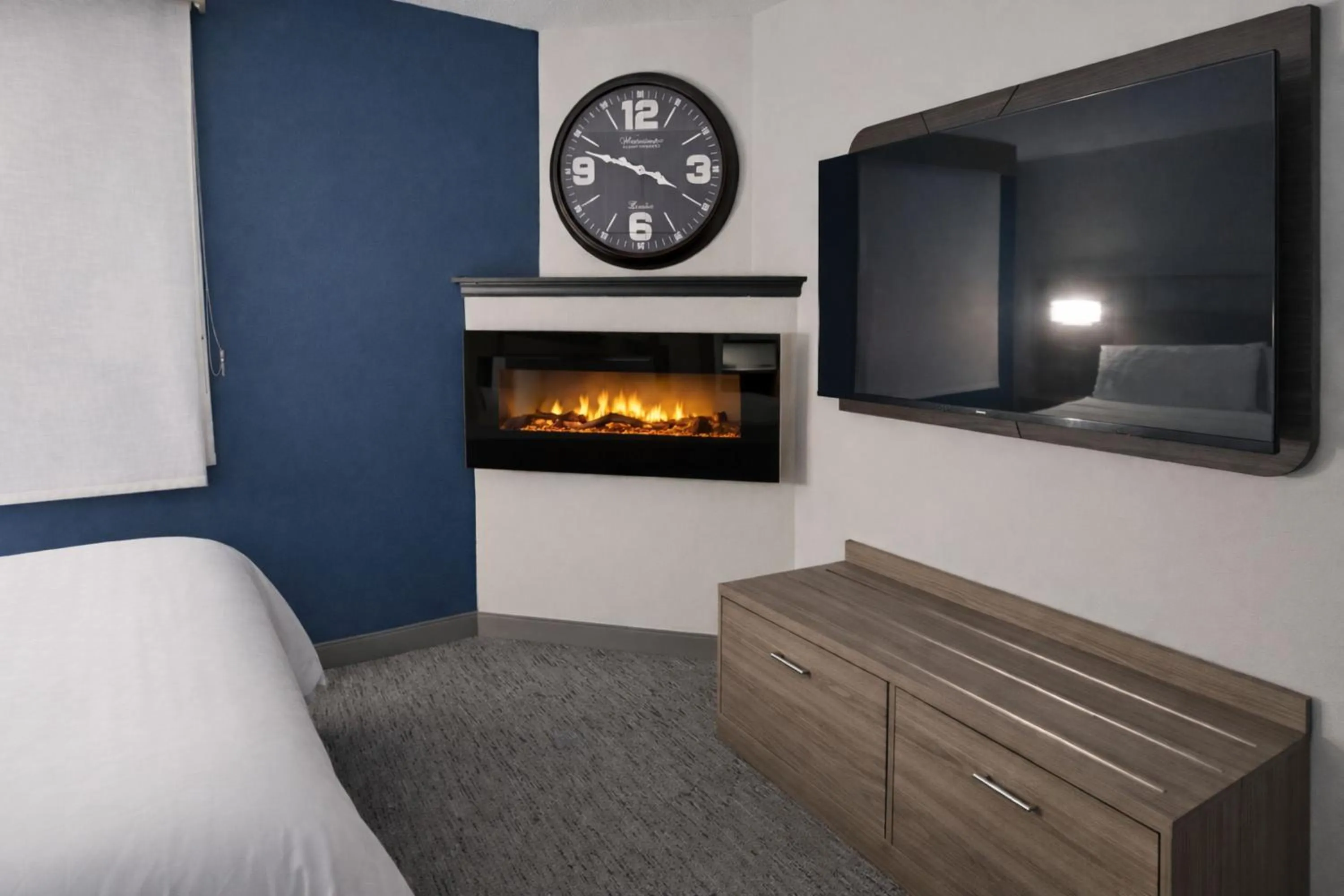 Photo of the whole room, Bed in Holiday Inn Express Hotel & Suites St. Paul - Woodbury by IHG